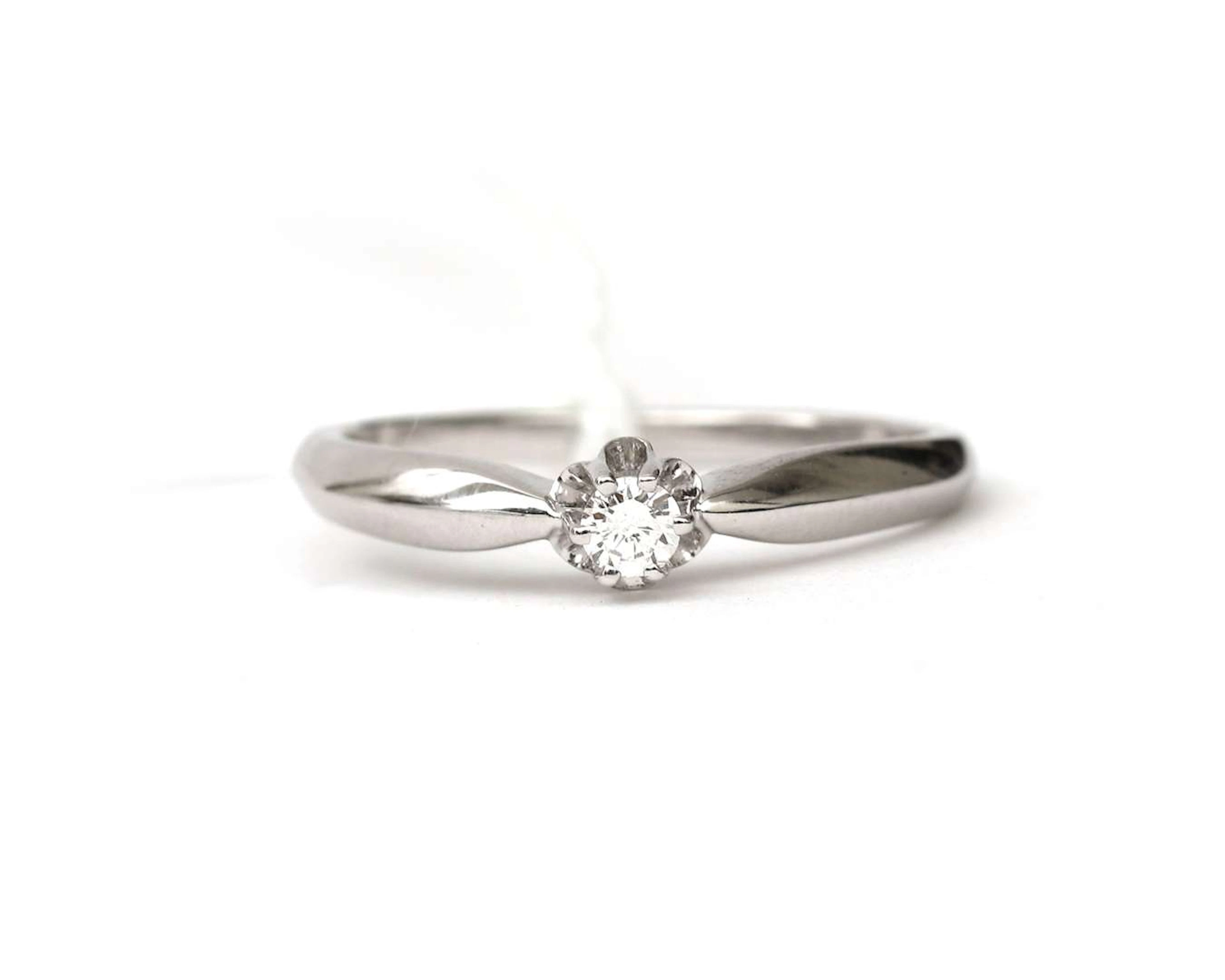A 14k white gold solitaire ring with a diamond