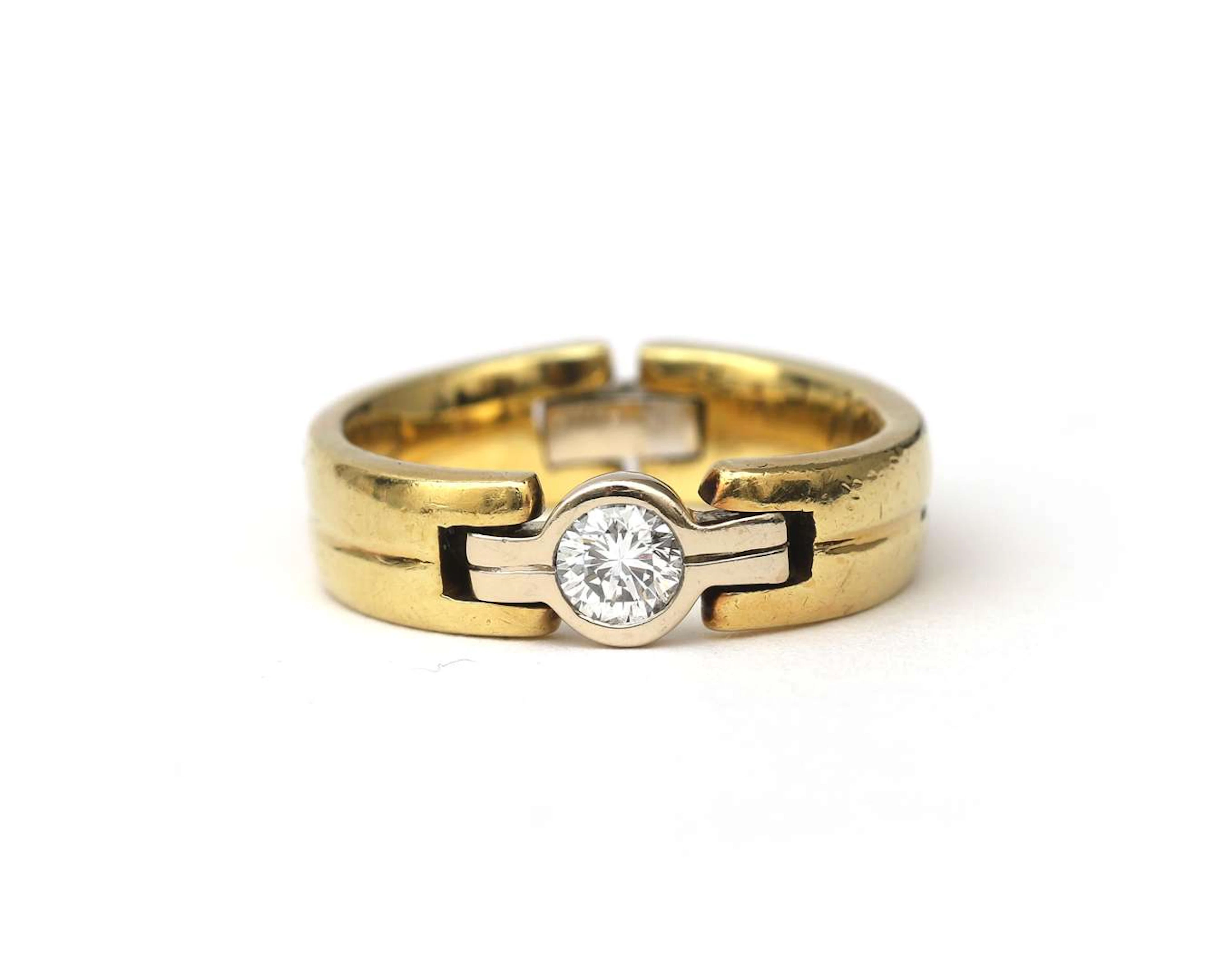 An 18-carat two-tone gold solitaire ring with a diamond, approx. 0.26 ct.