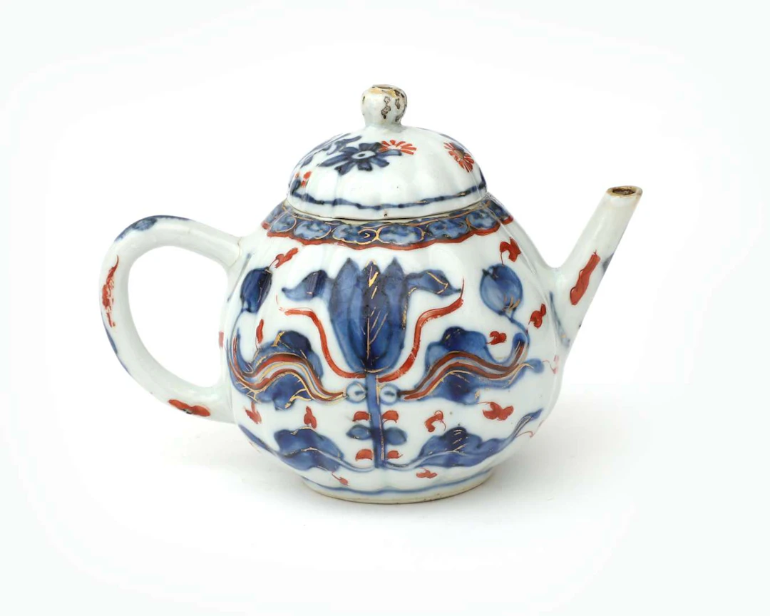 A porcelain teapot, China, 18th century