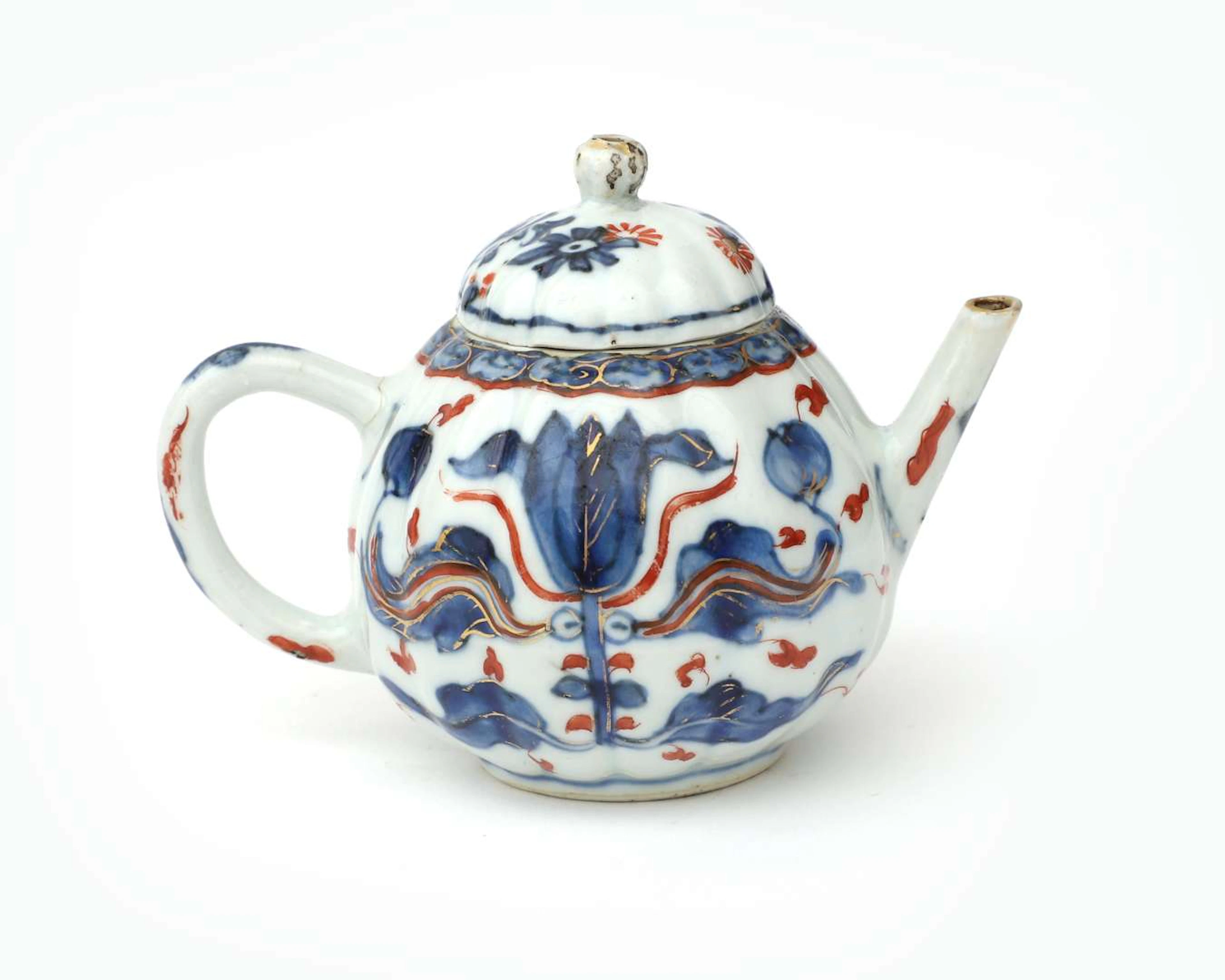 A porcelain teapot, China, 18th century