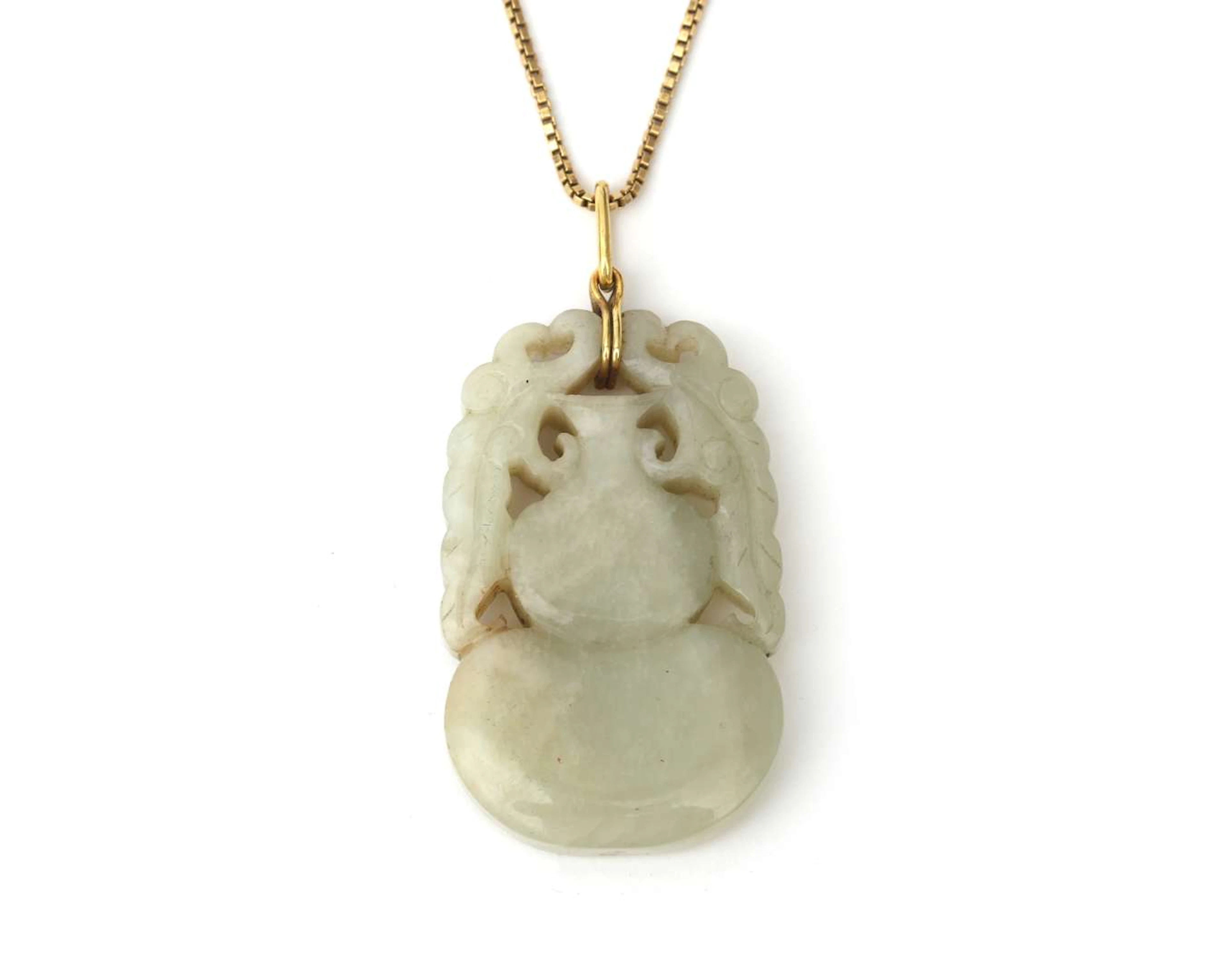 An 18-carat yellow gold Venetian necklace with a jade pendant
