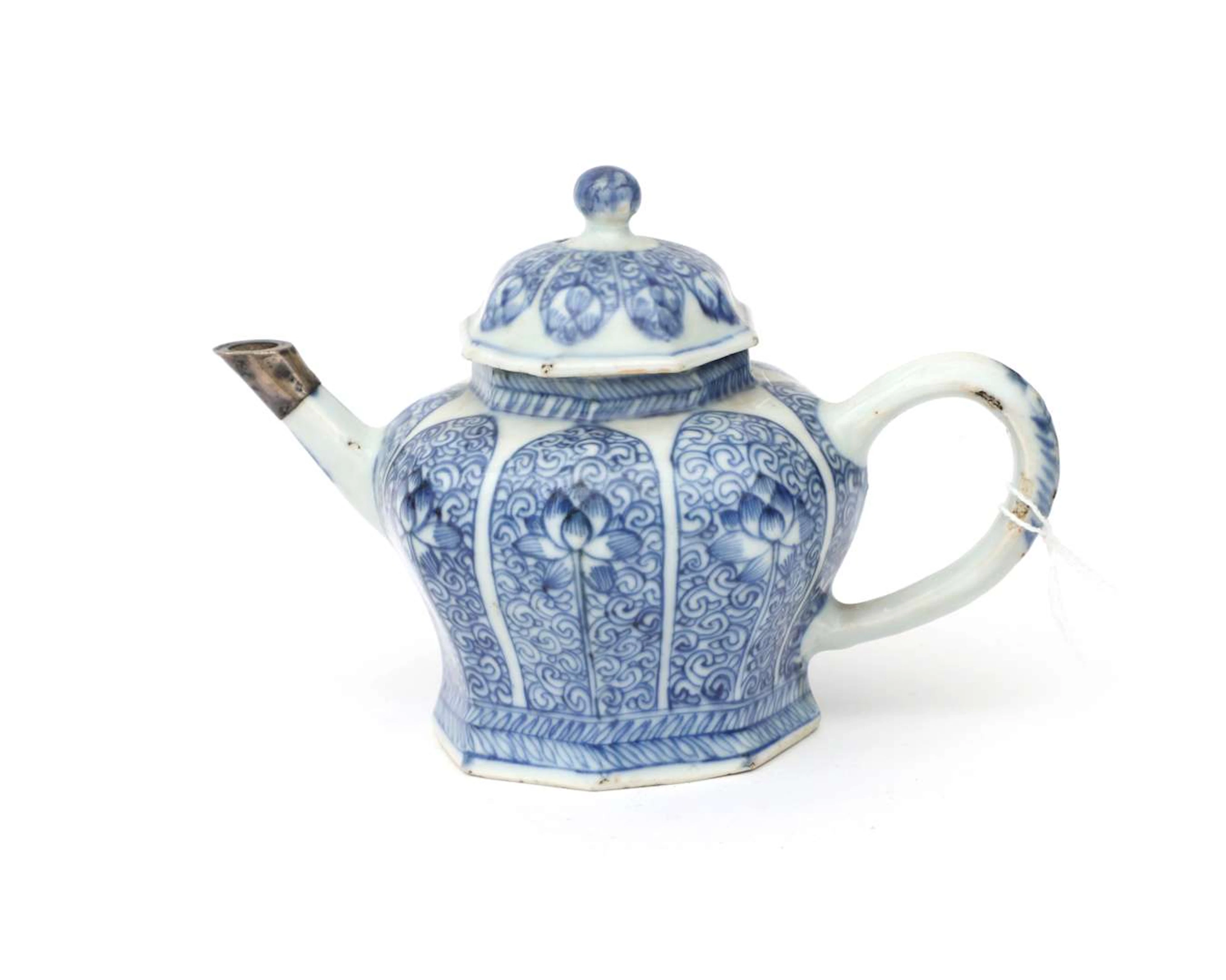 A blue porcelain chamber pot, China, Kangxi/Qianlong, 18th century