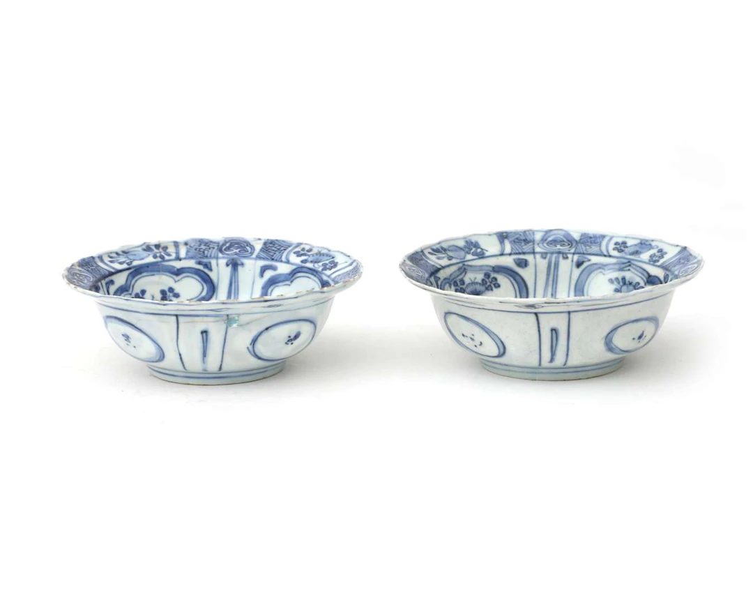Two crackled porcelain clasp-top bowls, China, Wanli period (1573–1620)