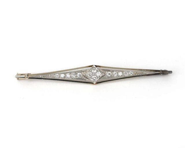 A 14k white gold Art Deco bar brooch set with a diamond, c. 1920