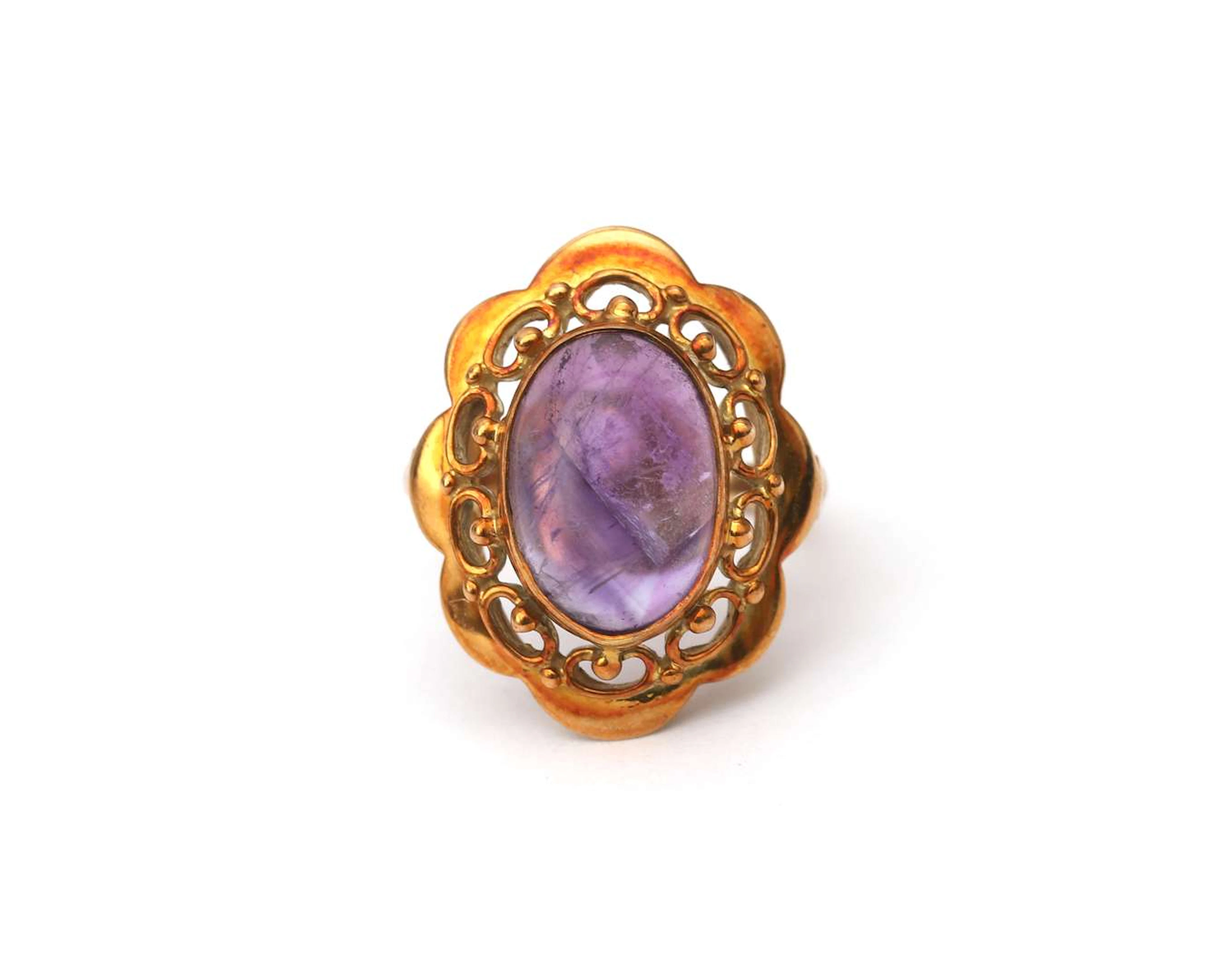 A 14k yellow gold ring with amethyst