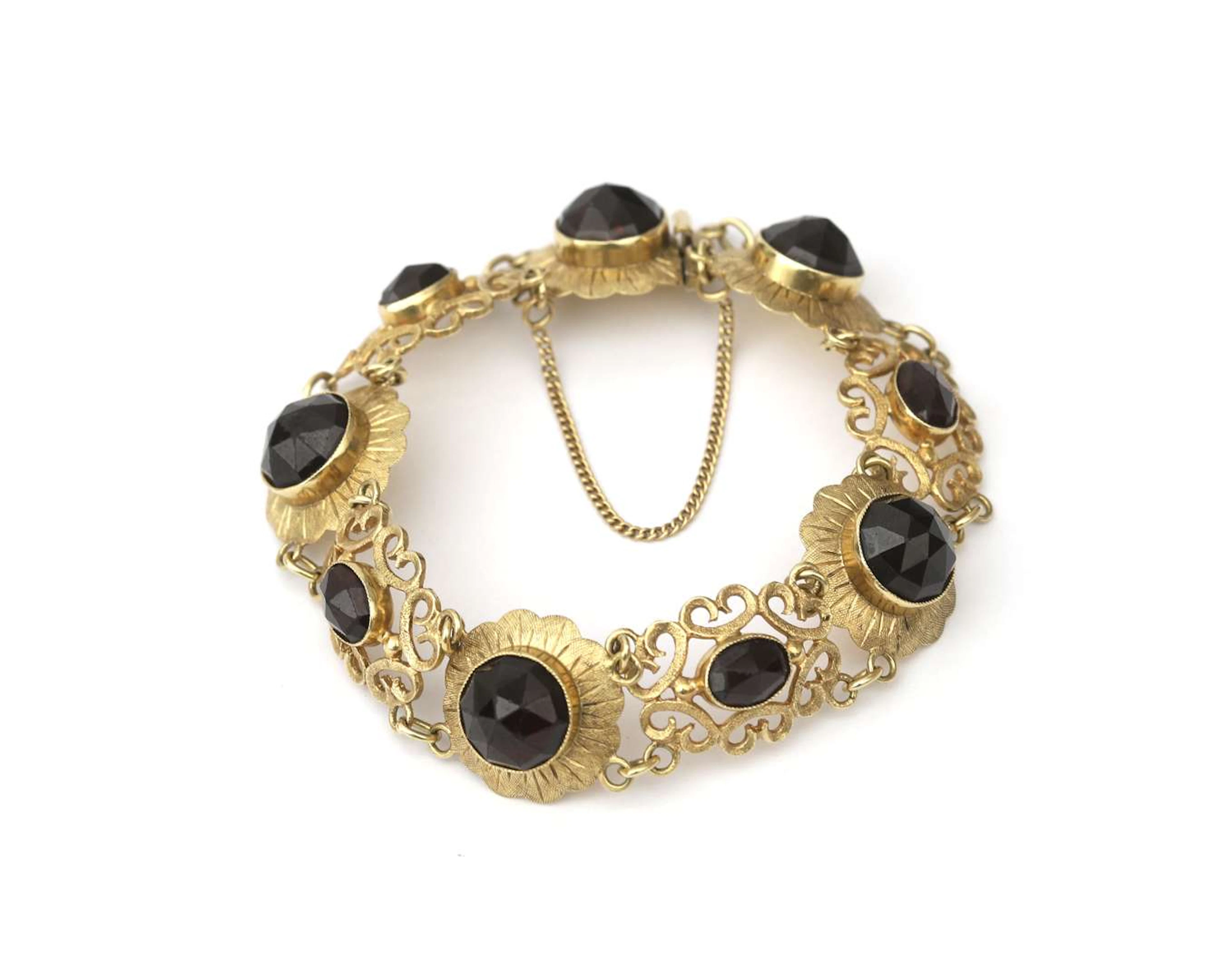 A 14-carat yellow gold bracelet with a garnet