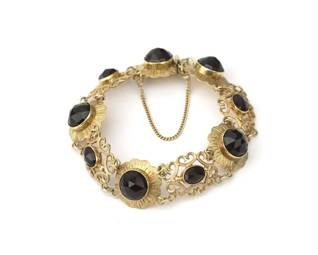 A 14-carat yellow gold bracelet with a garnet