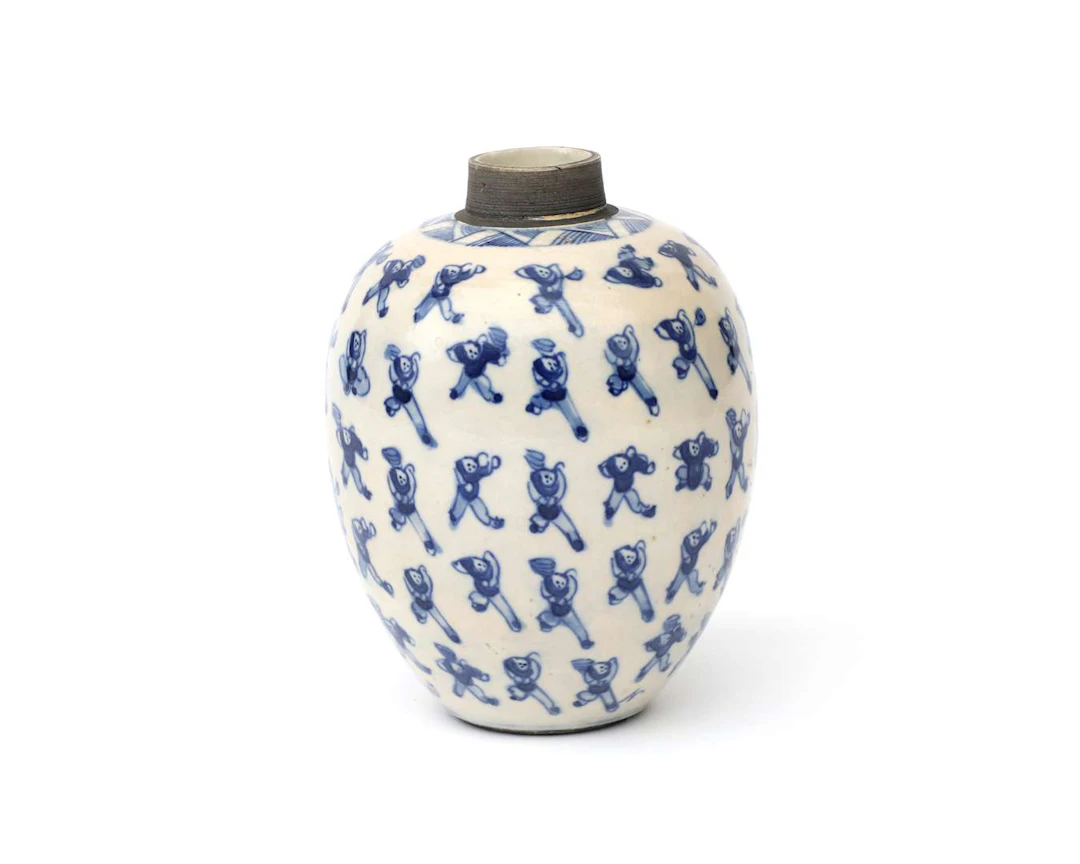 A porcelain tea caddy, China, 19th century