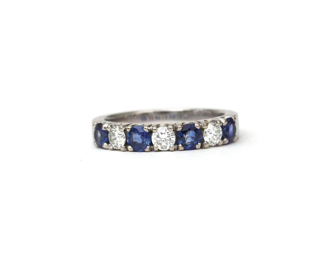 An 18k white gold ring set with a sapphire and a diamond, early 21st century