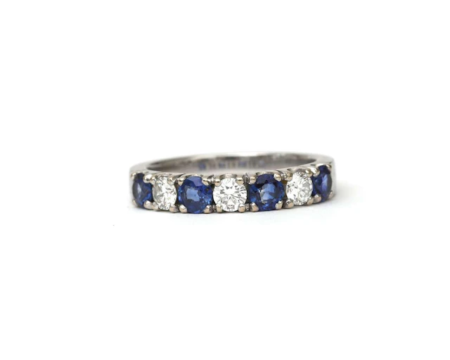 An 18k white gold ring set with a sapphire and a diamond, early 21st century