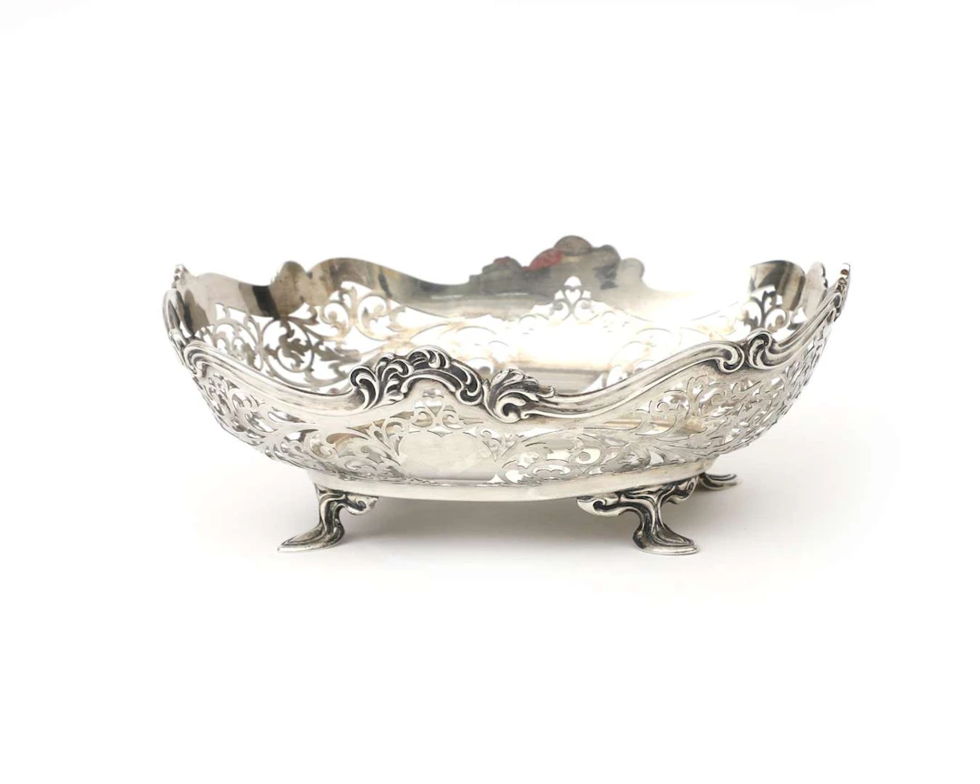 A silver bread basket, England, Sheffield, 1919