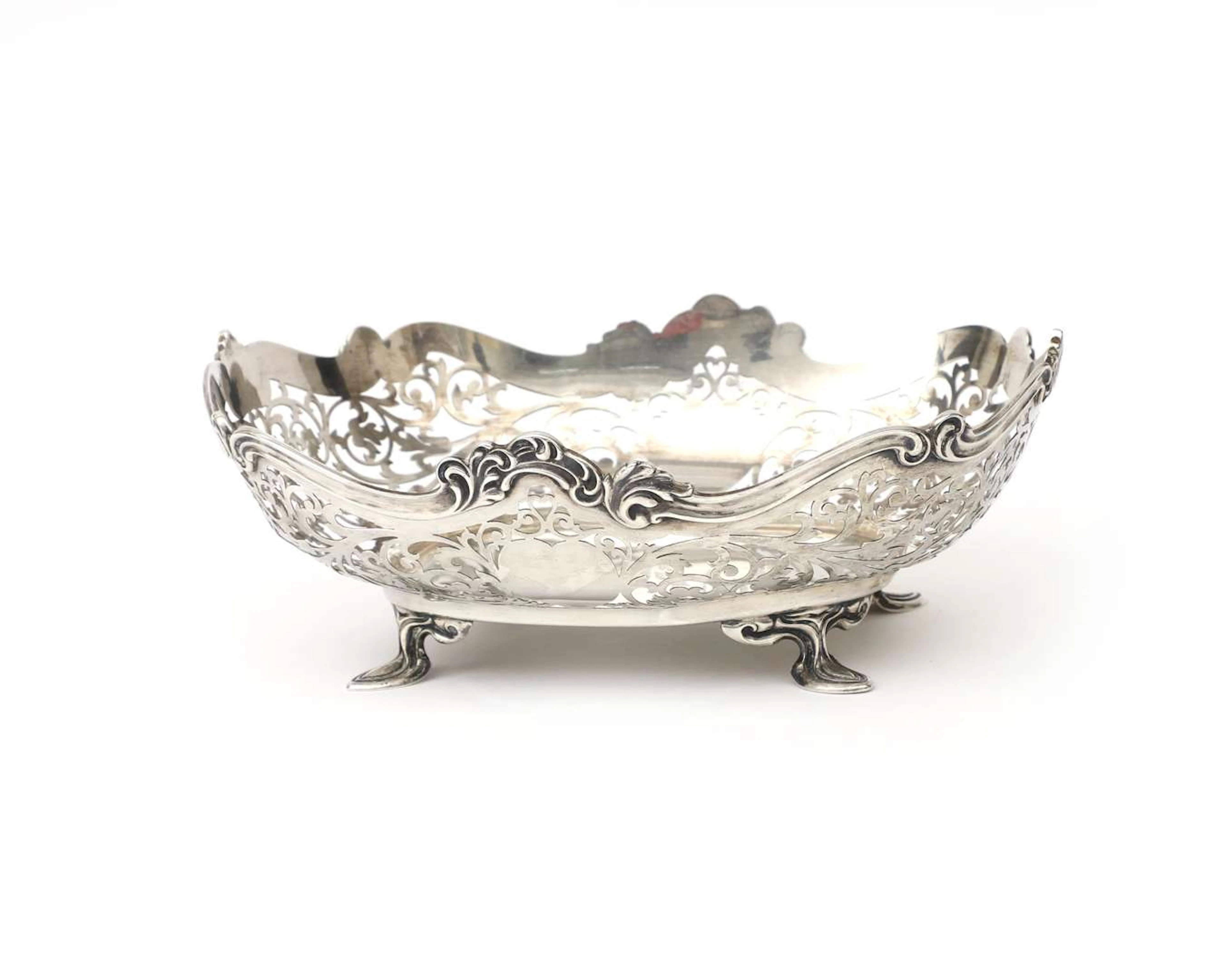 A silver bread basket, England, Sheffield, 1919