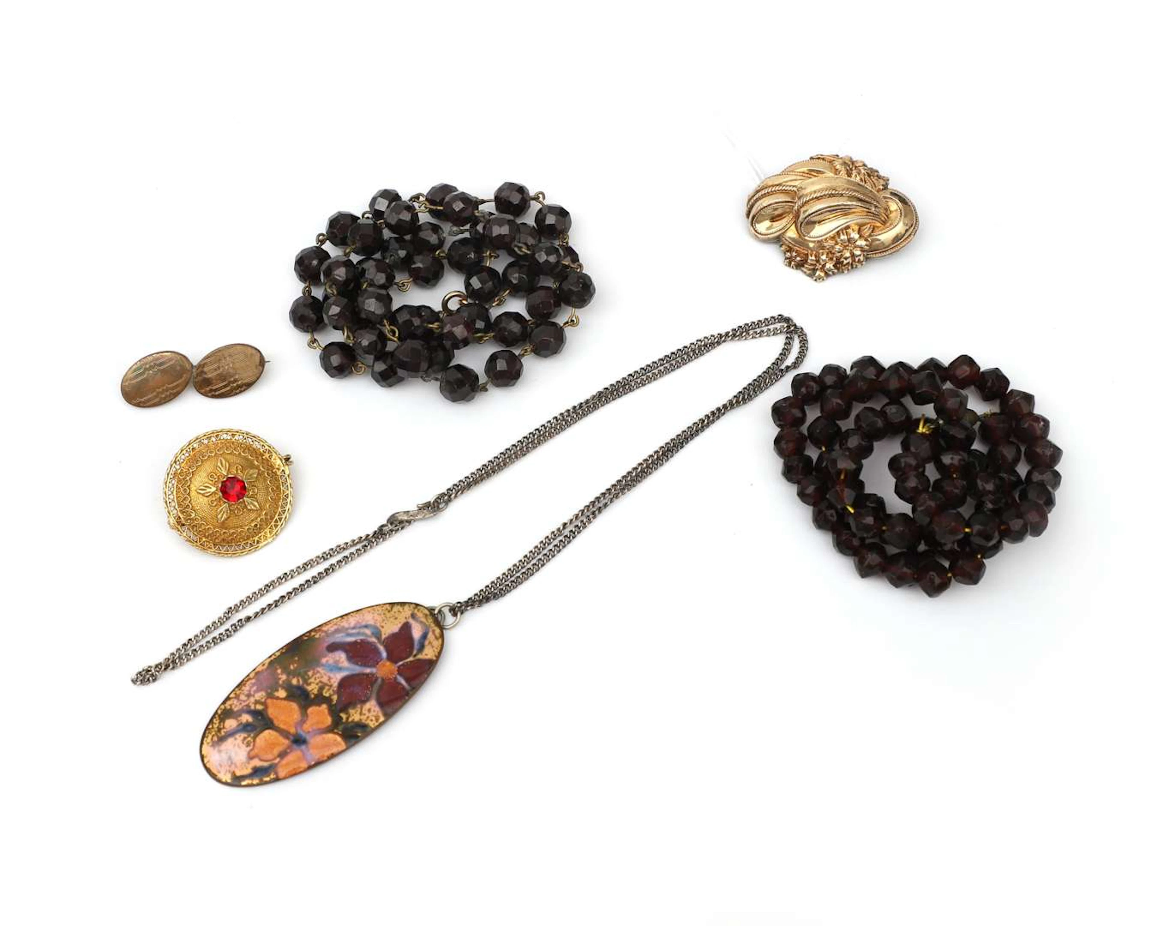 Various items of jewellery, including a necklace with a pendant by