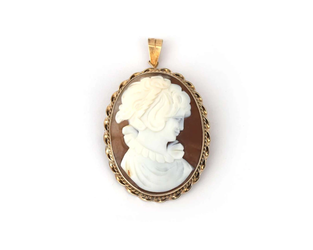 A 9 krt. (BWG) yellow gold pendant/brooch with a shell cameo, c. 1970