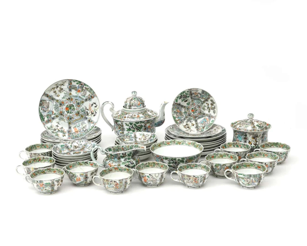 A 30-piece porcelain dinner service, China, 19th century