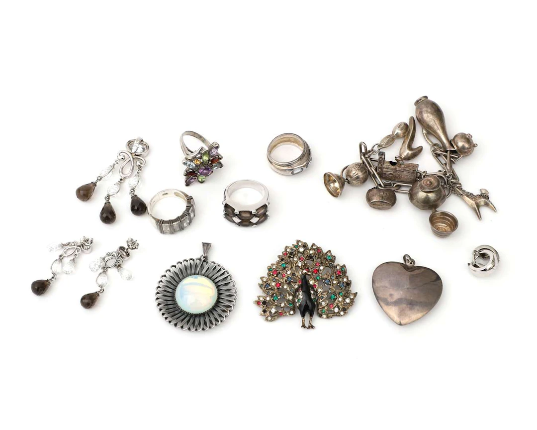 Various silver jewellery and bijoux