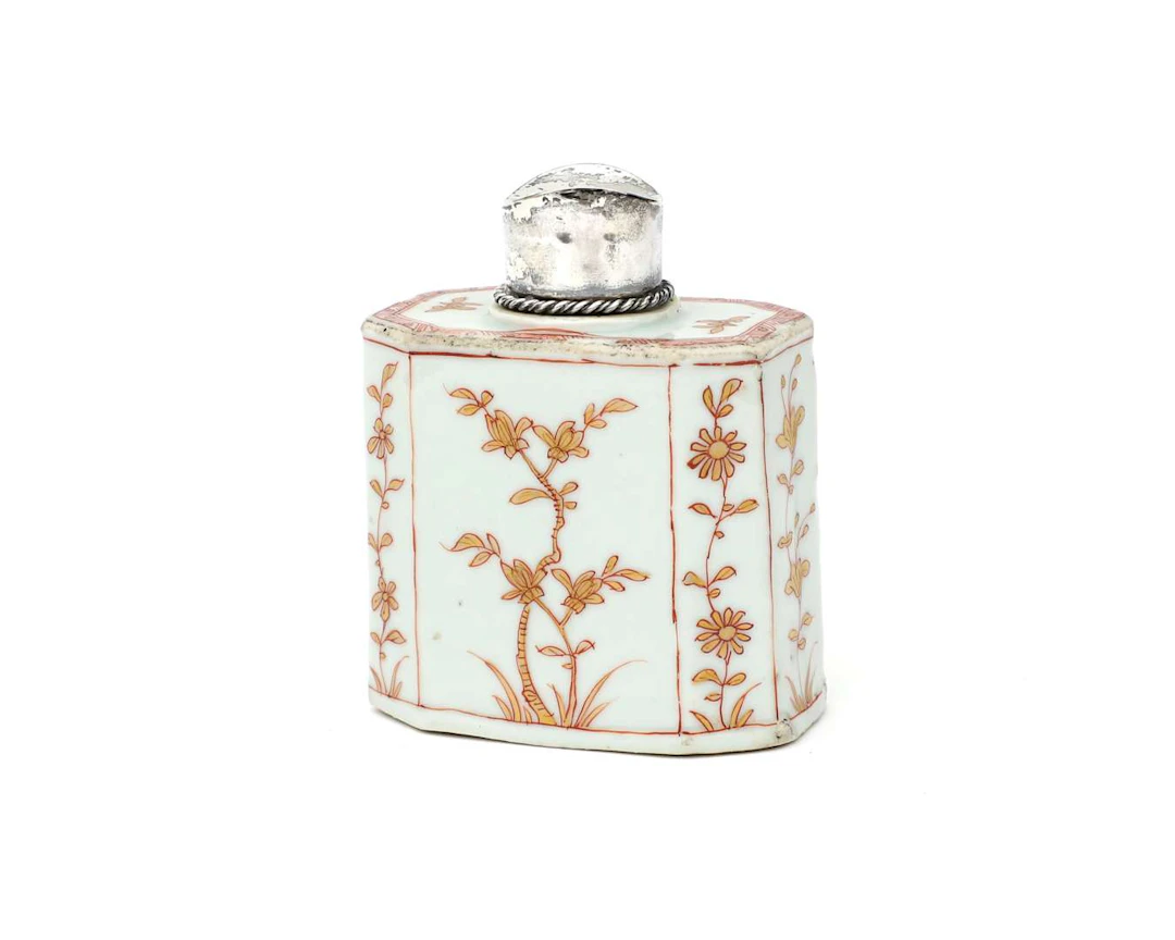 A porcelain tea caddy with silver cap, China, Kangxi period (1662-1722)