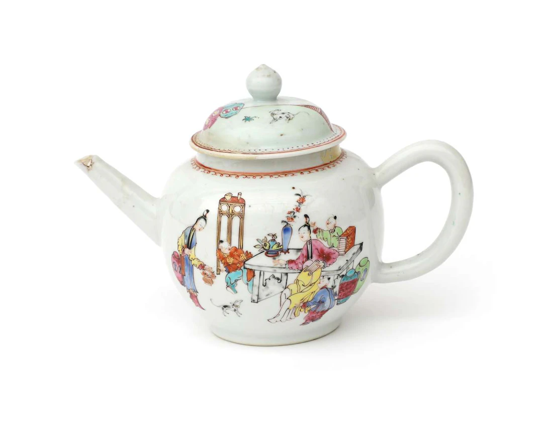 A porcelain teapot, China, 18th century