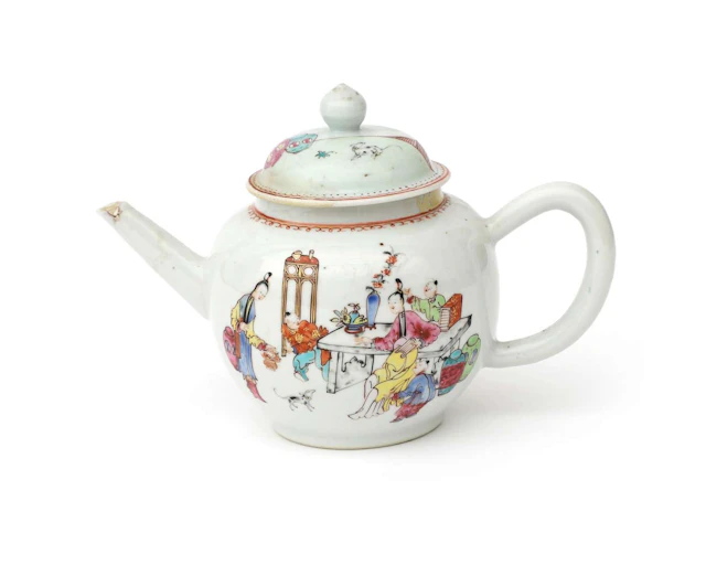 A porcelain teapot, China, 18th century