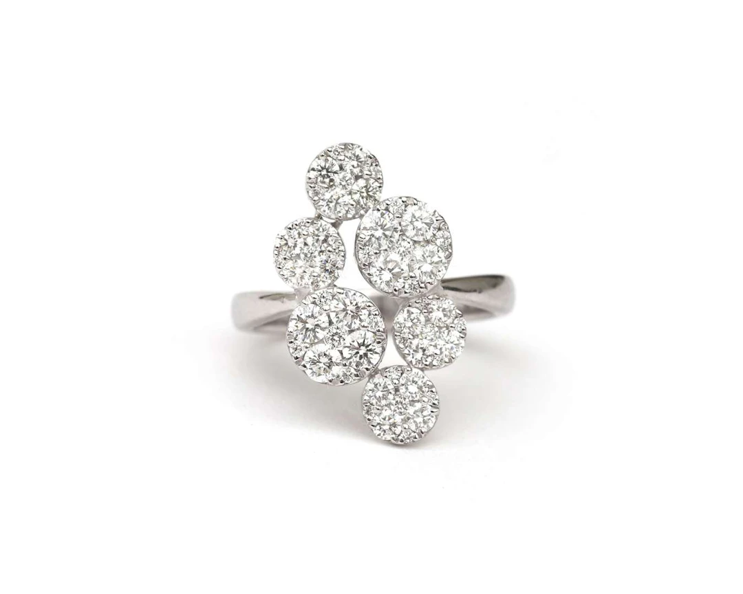 An 18k white gold ring with diamonds