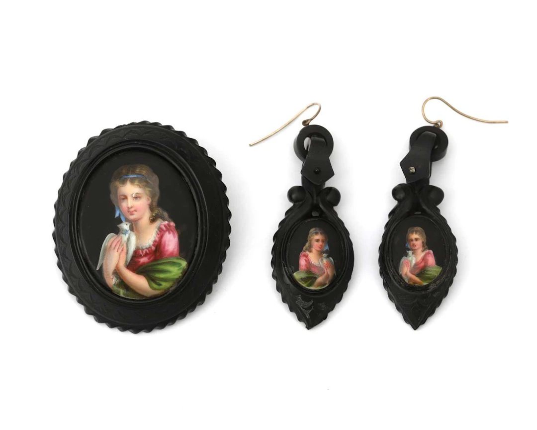 A set comprising a brooch and earrings made of git, featuring a hand-painted