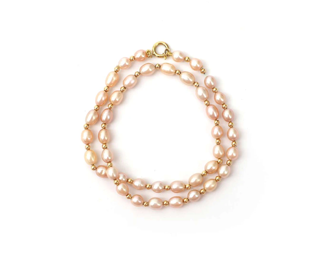 A pearl necklace with a 8k gold spring ring clasp