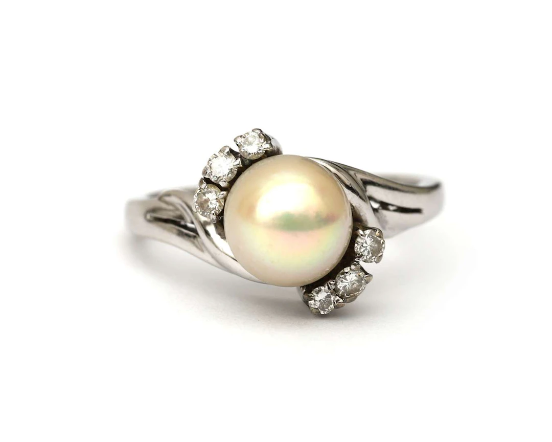 A 14k white gold ring with pearl and diamonds