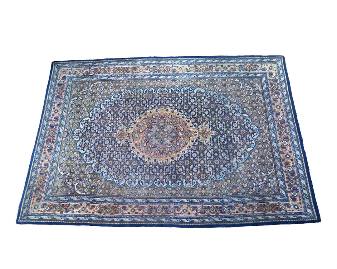 An oriental rug. Dimensions: approx. 288 x 197 cm.