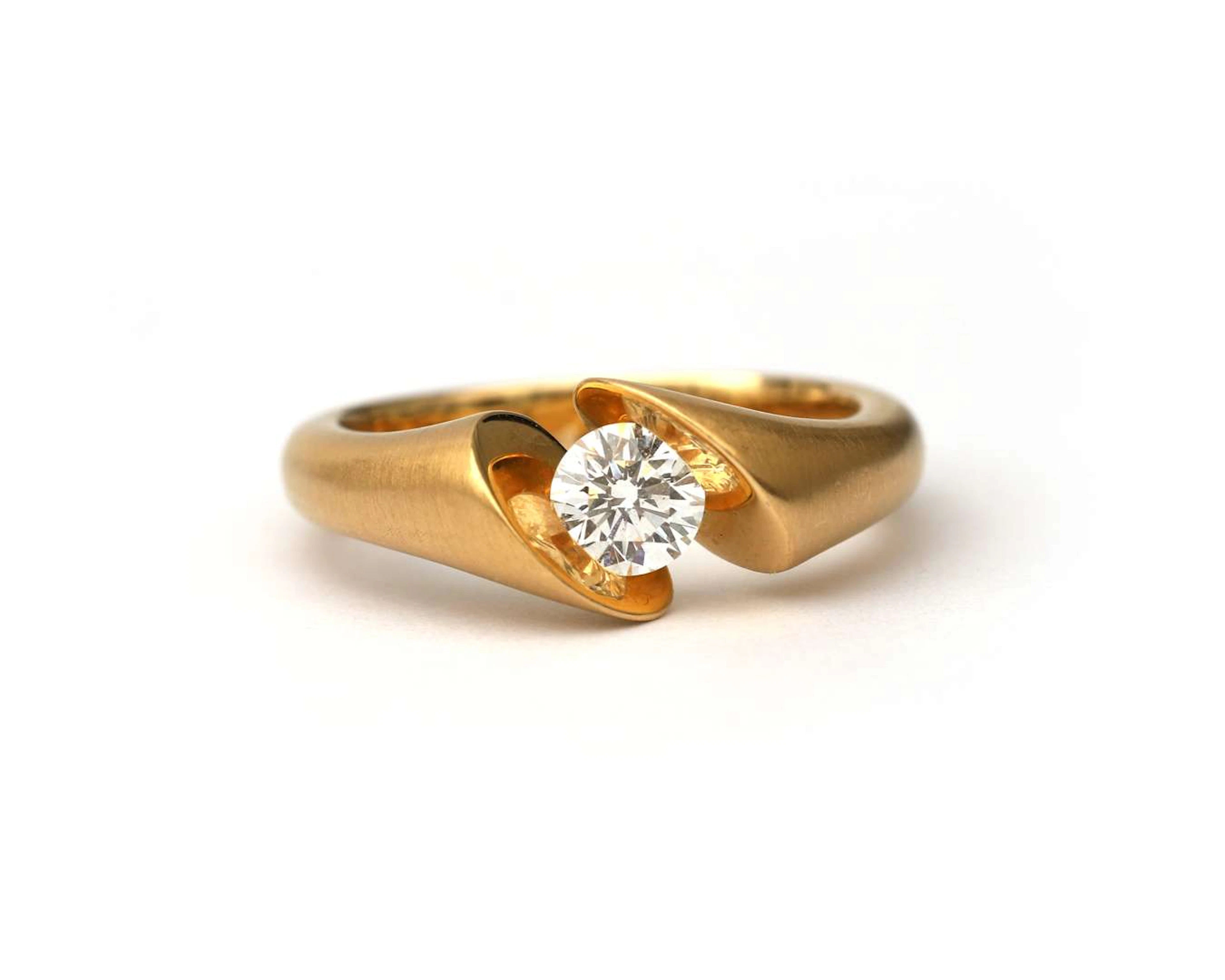 An 18k yellow gold Schaffrath ‘Calla’ ring with a diamond