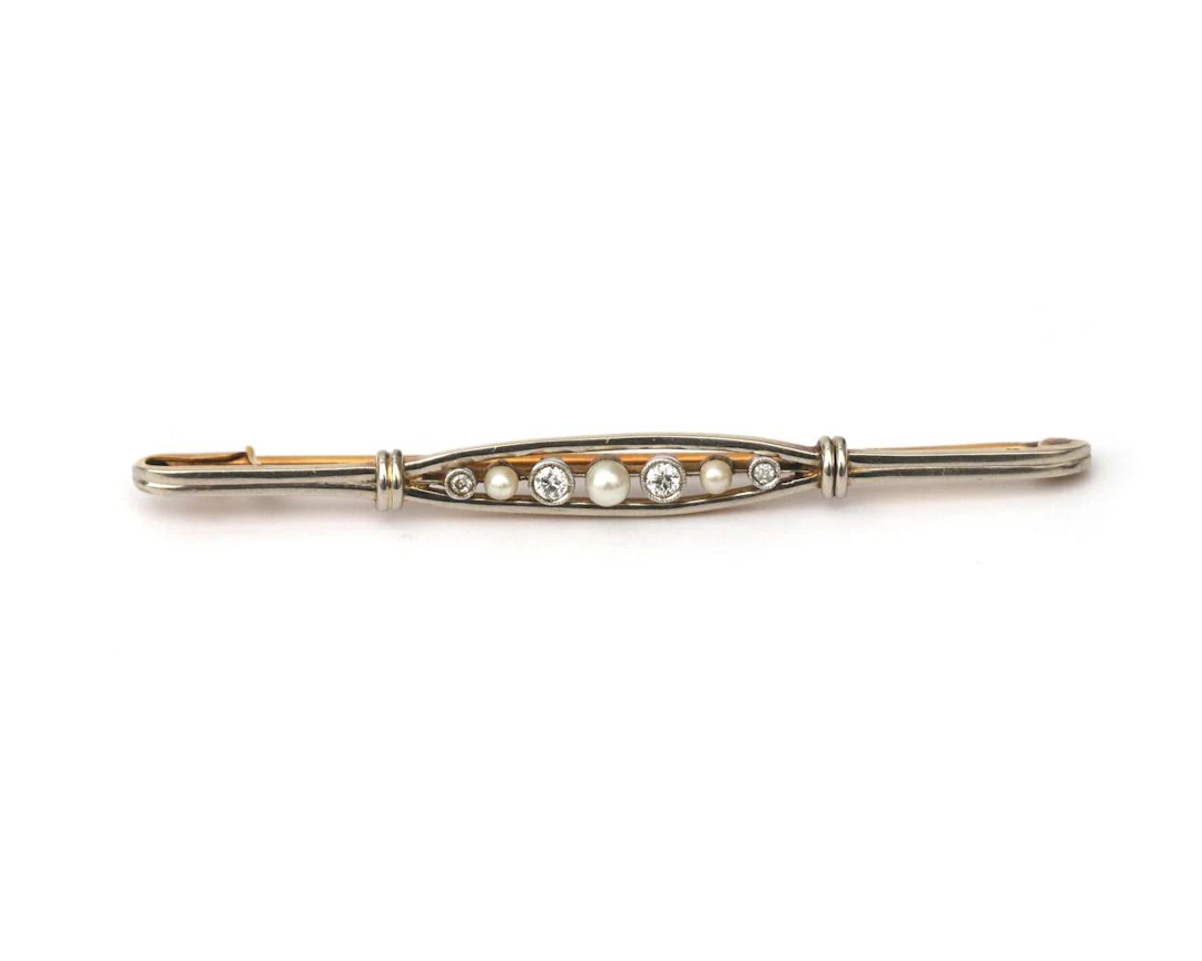 An 18k bicolour gold Art Deco bar brooch with a pearl and diamond, c. 1930