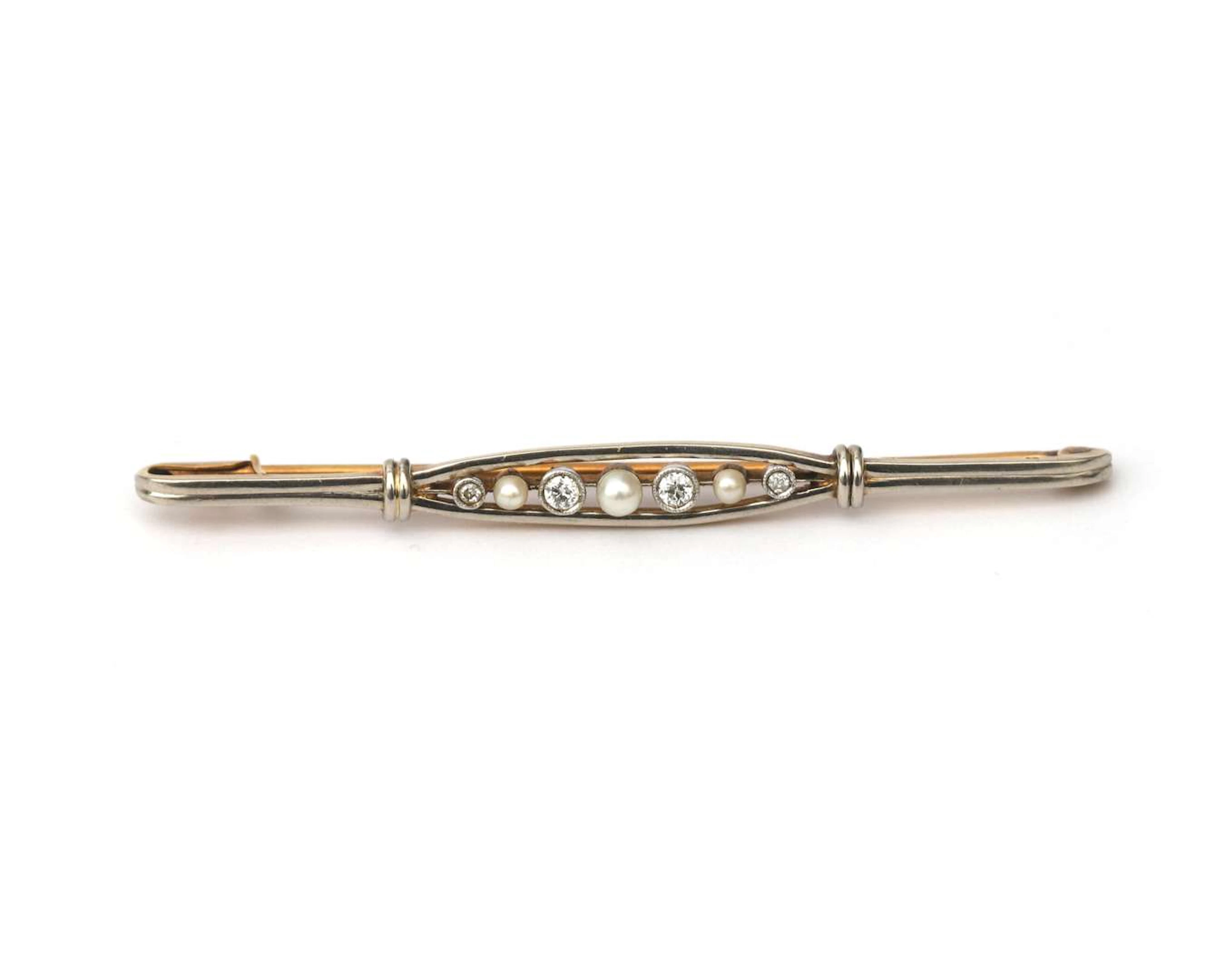 An 18k bicolour gold Art Deco bar brooch with a pearl and diamond, c. 1930