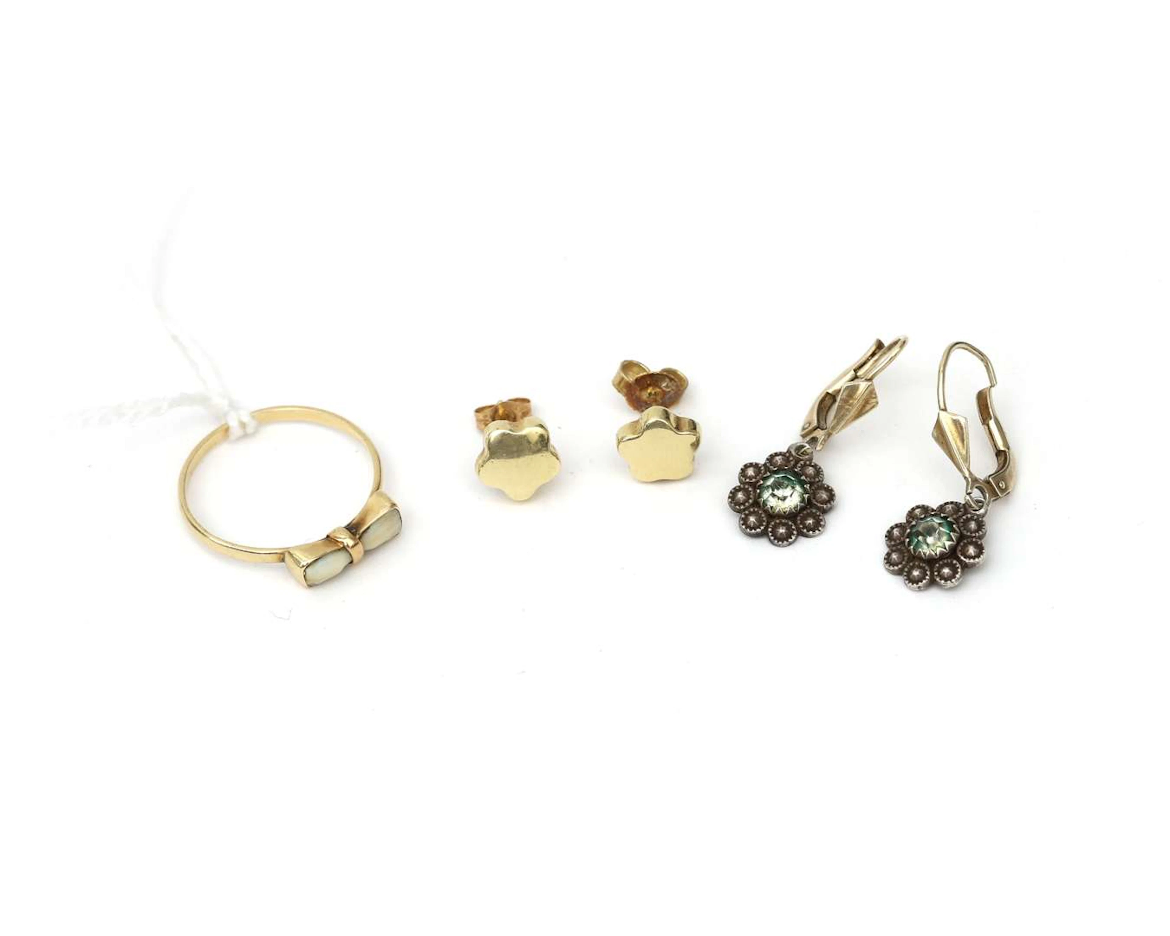 A lot of jewellery, including 14k yellow gold stud earrings