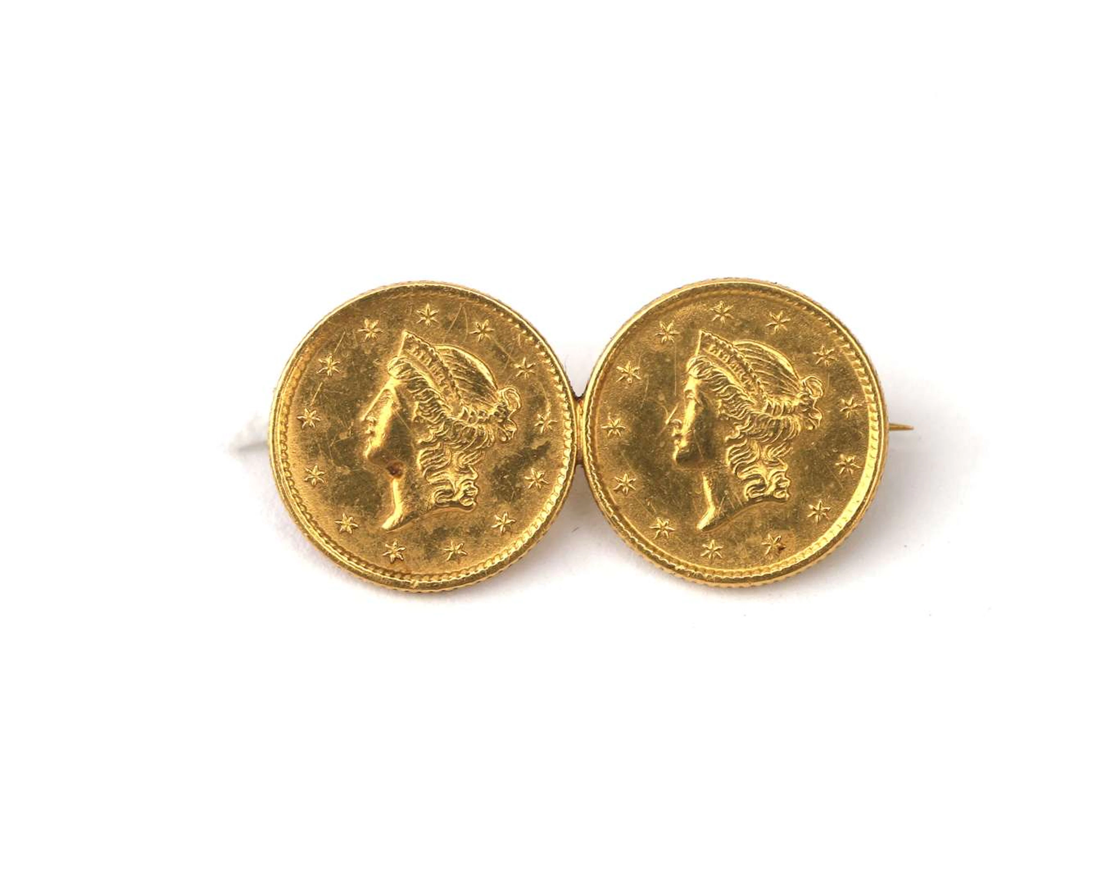 Een geelgouden munt broche