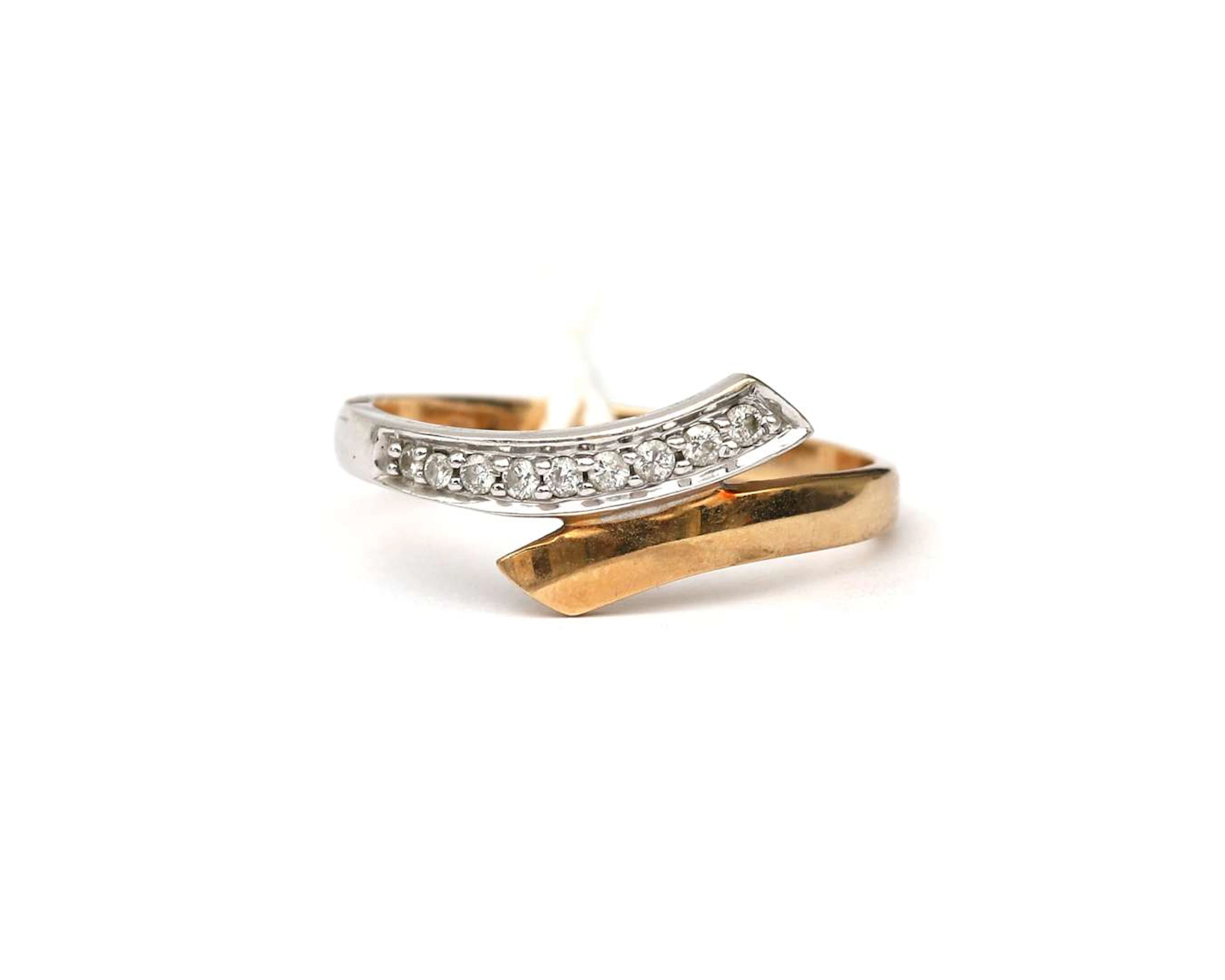 A 14k bicolour gold ring with a diamond