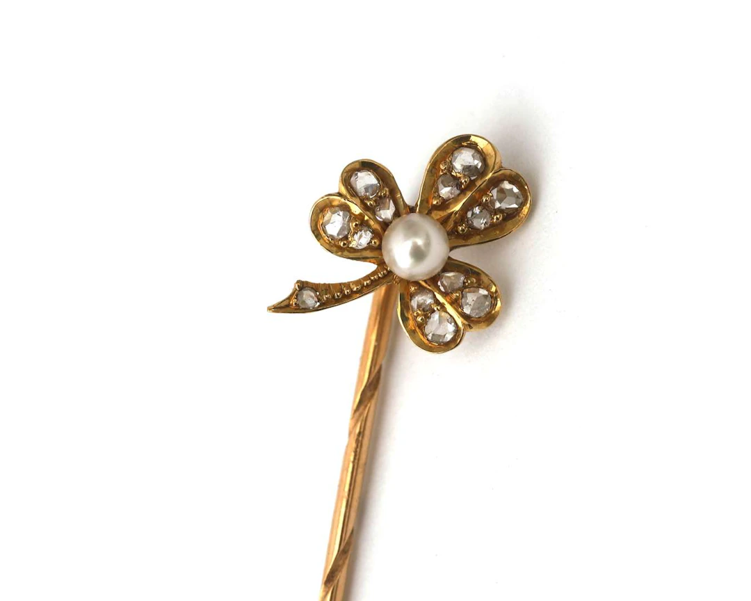 A 14k yellow gold tie pin featuring a four-leaf clover, late 19th century
