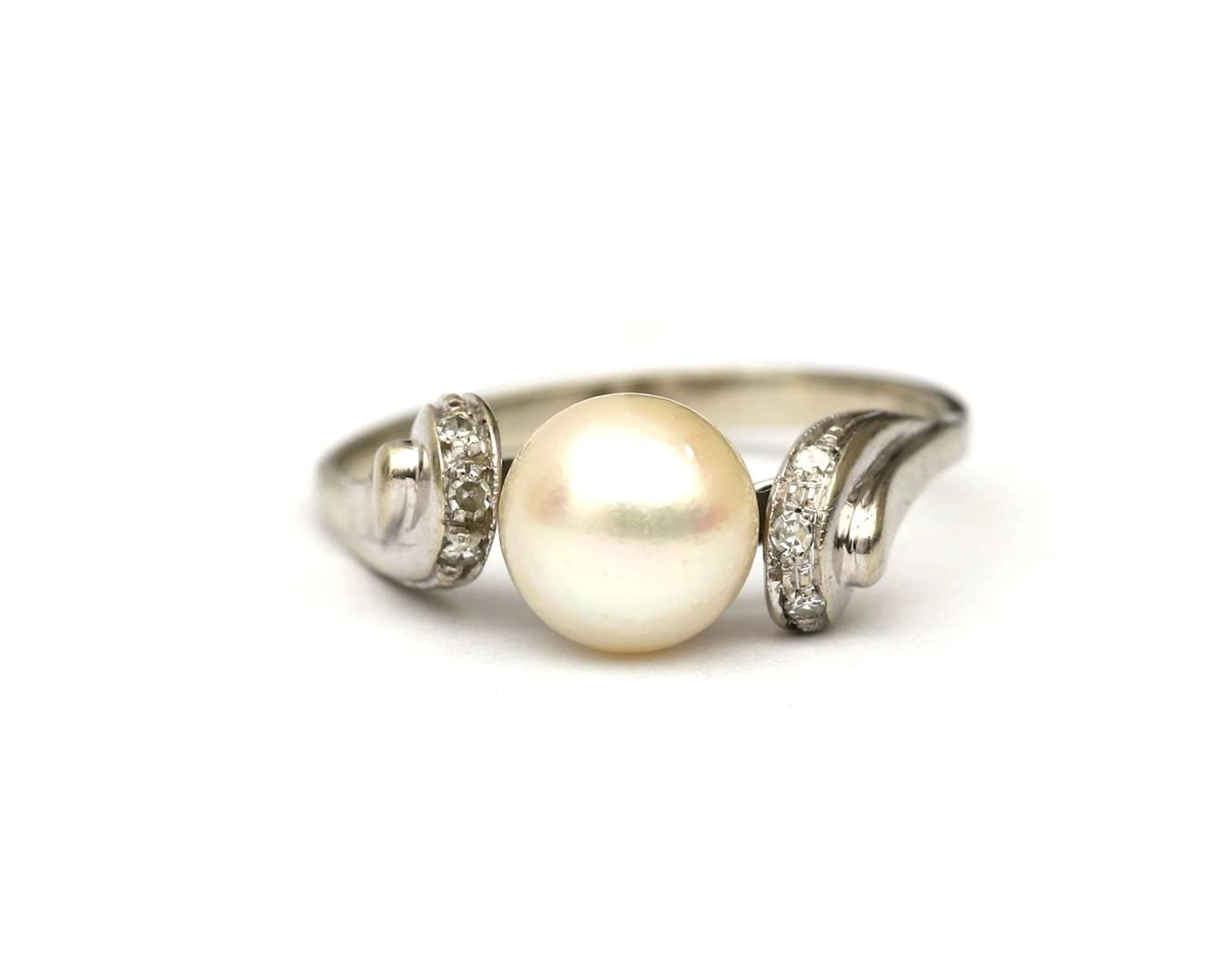An 18k white gold ring with pearl and diamonds