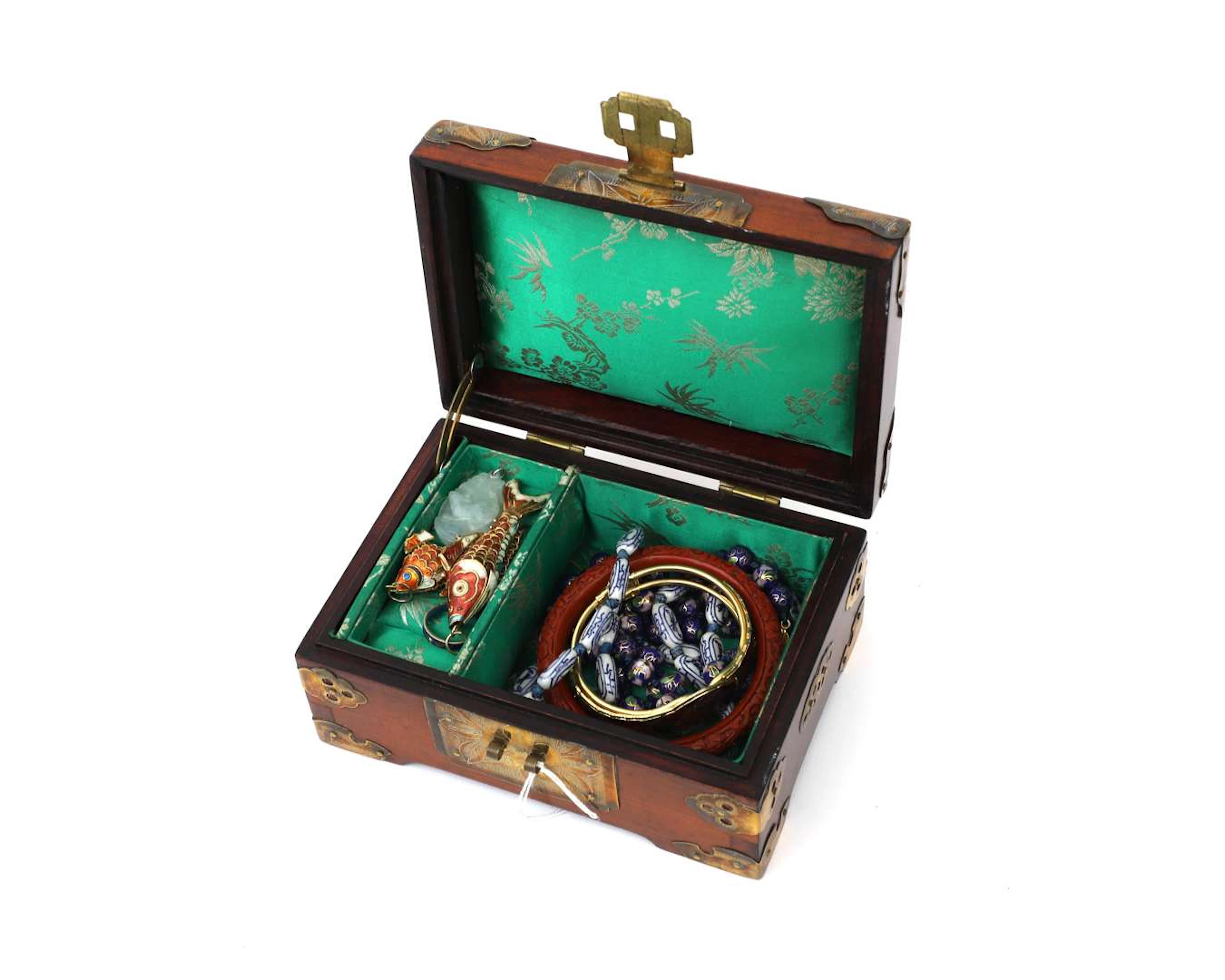 A set of jewellery, including a jade pendant and enamelled goldfish