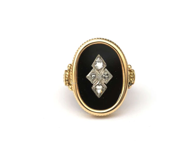 A 14k yellow gold ring with onyx and a diamond