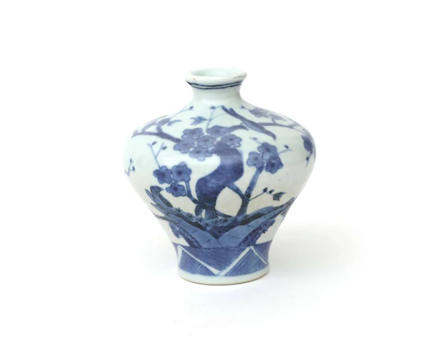 A porcelain vase, China, 19th century
