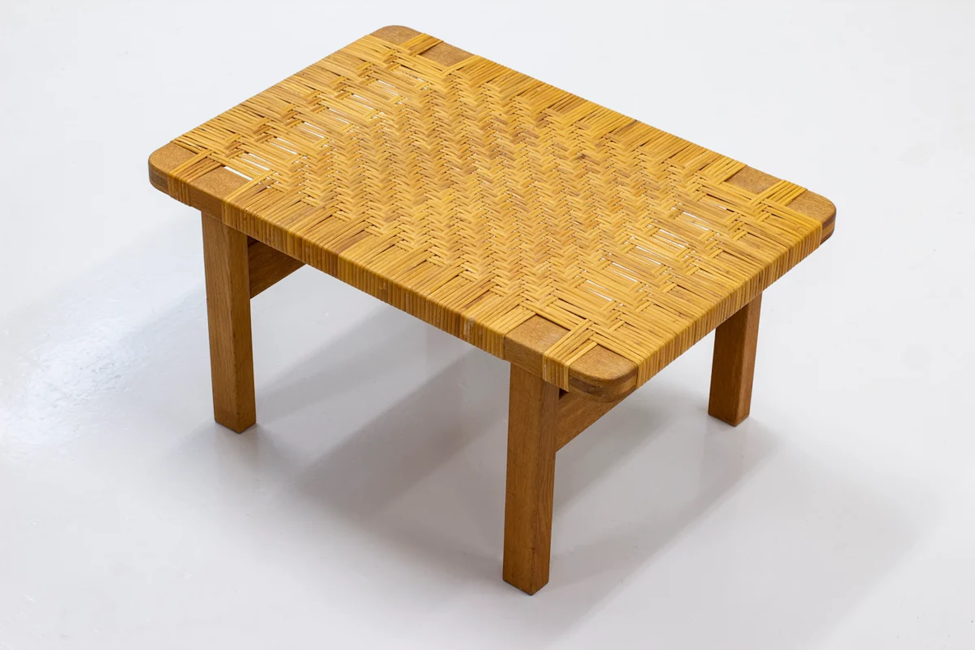 Side table 5273 by Børge Mogensen