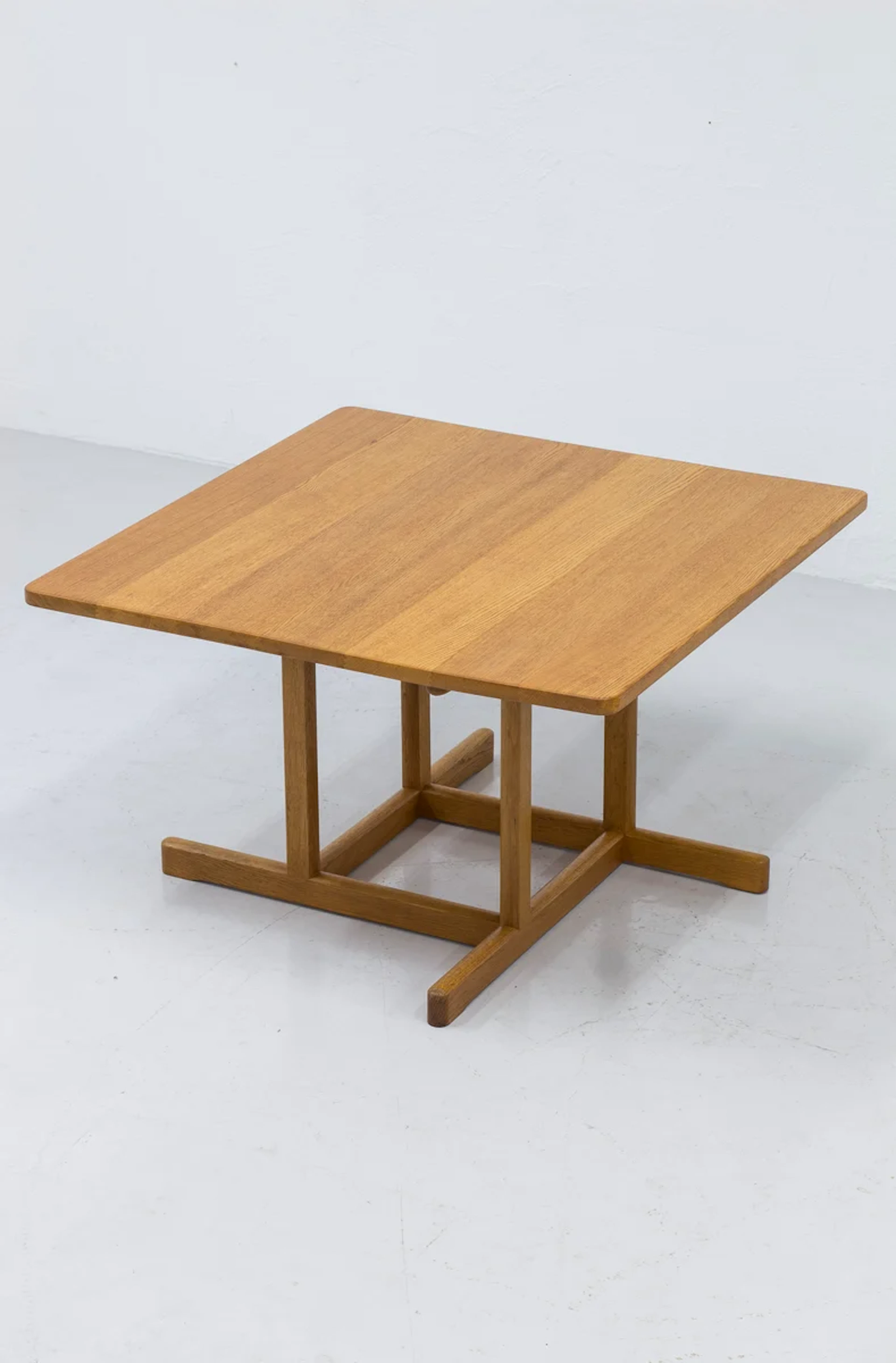 Table "271" by Børge Mogensen