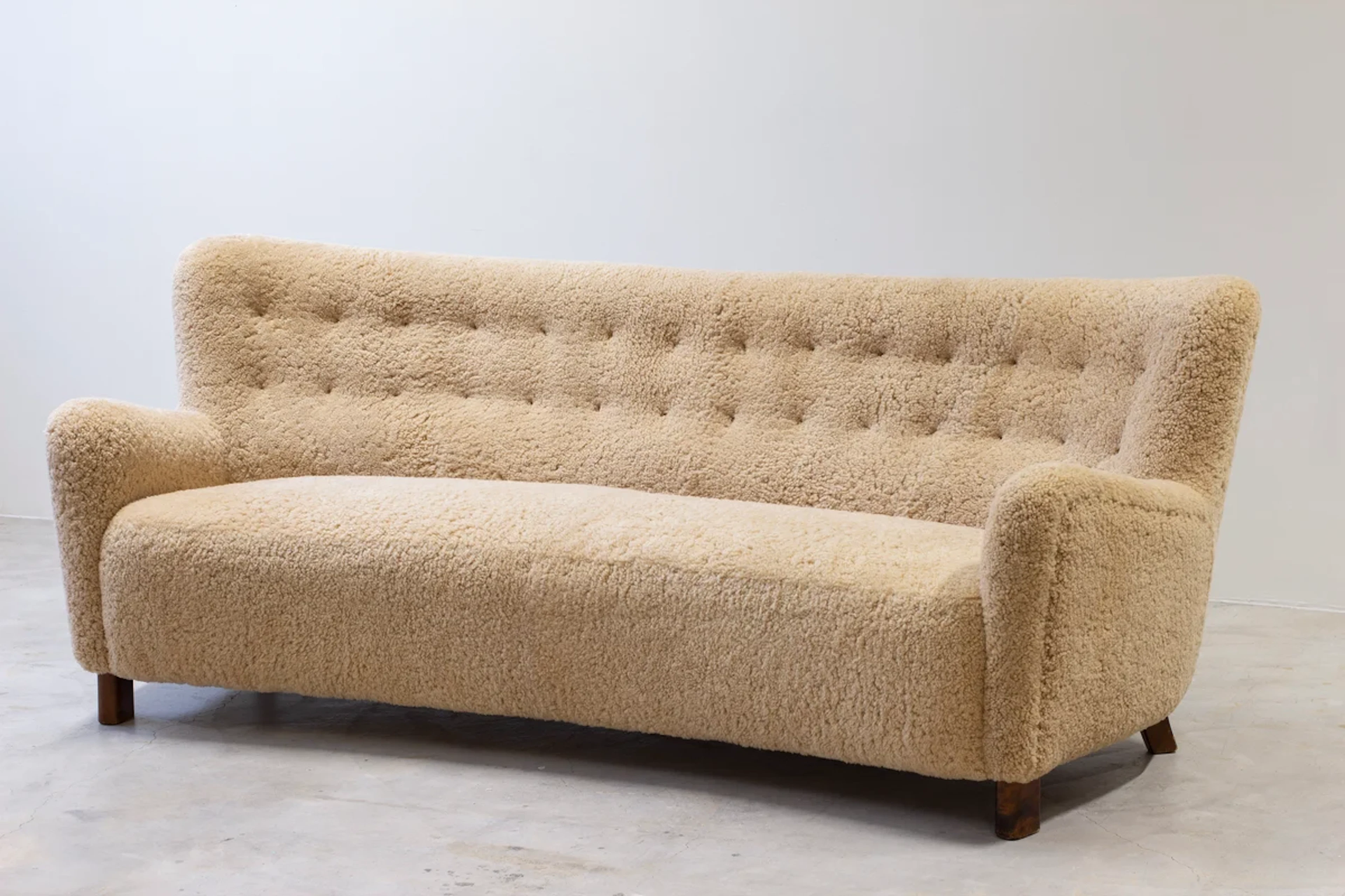 Curved sheep skin sofa model 1669