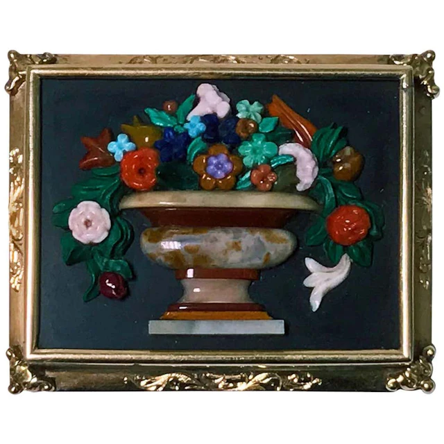 Exceptional Gold carved Chalcedony Floral Pin Brooch, 19th century