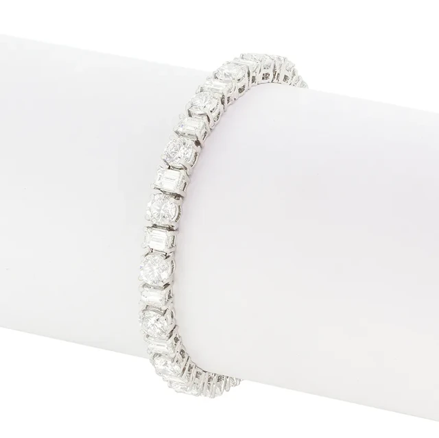 Contemporary 12.35ct Diamond Bracelet