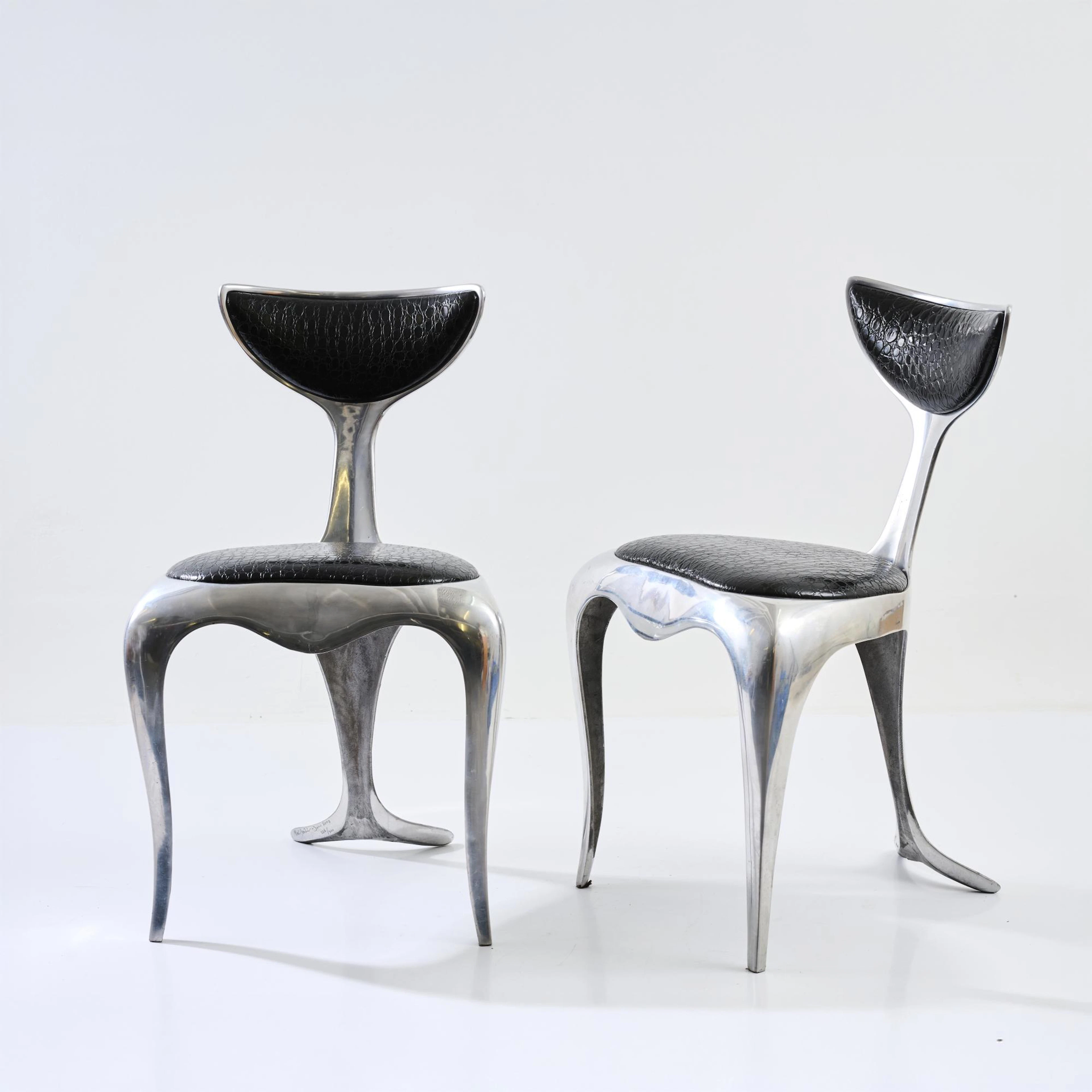 Mark Brazier-Jones Zwei Stühle 'Dolphin tail', 1990