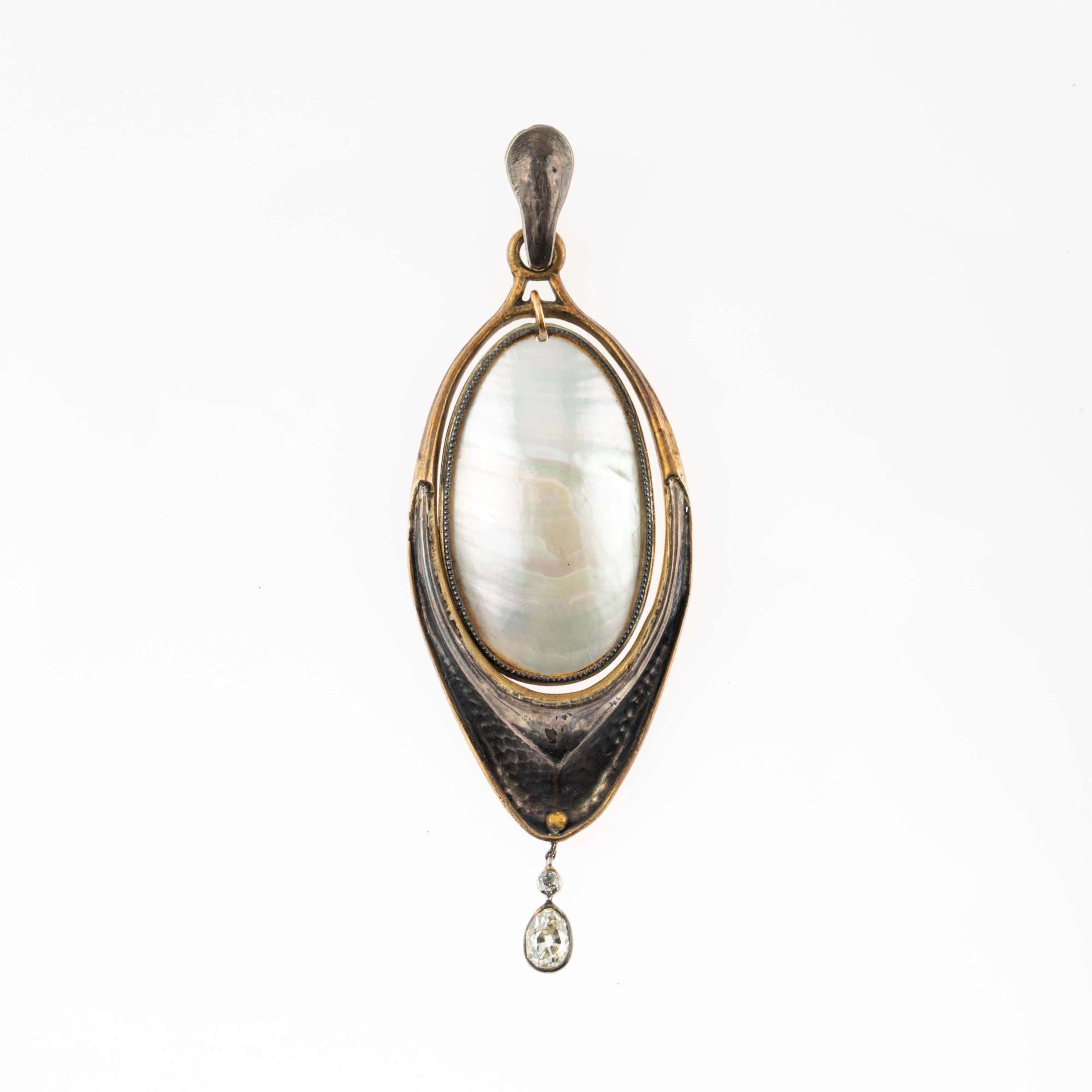 Curt Herrmann (zugeschrieben) Perlmutt-Anhänger mit Diamant, um 1900