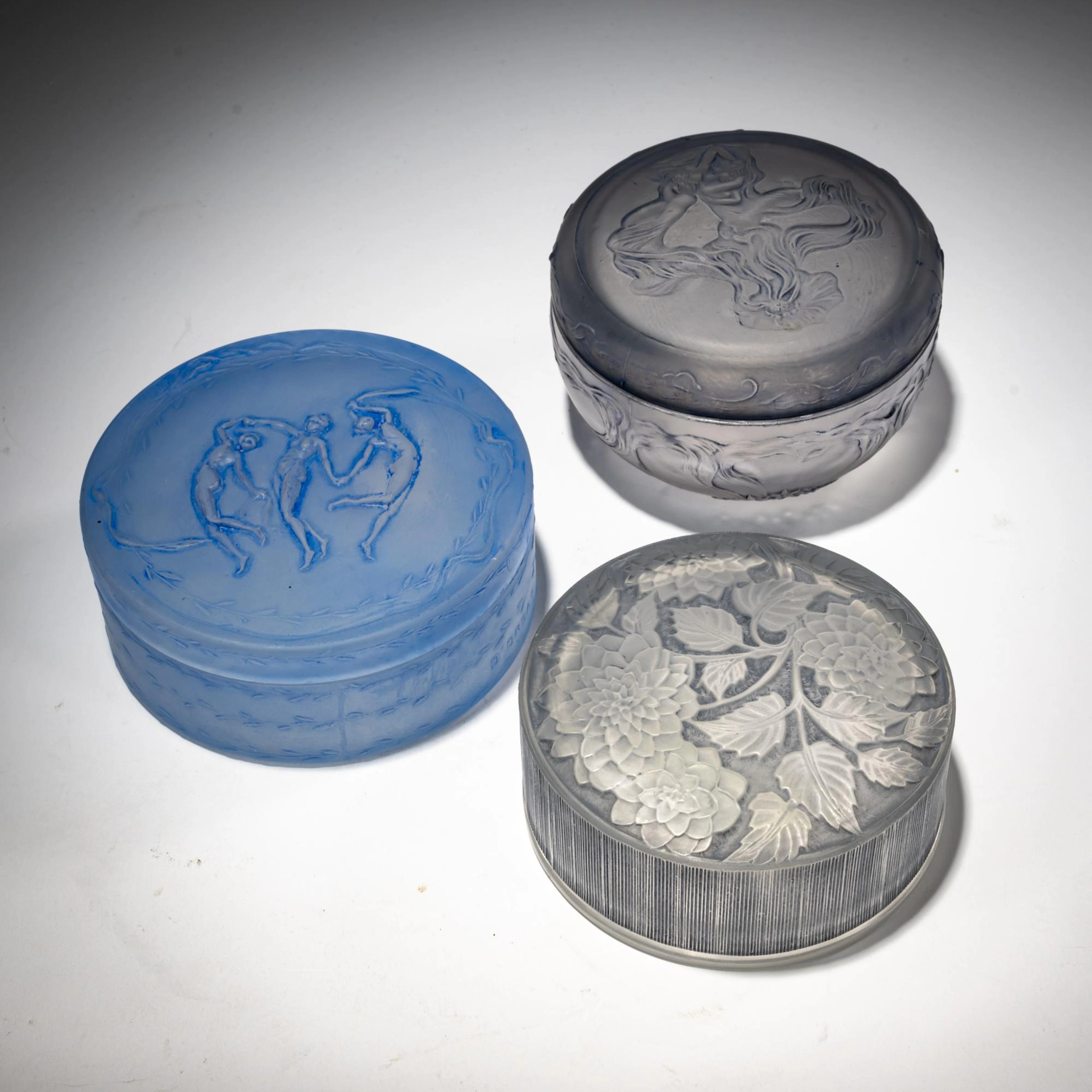René Lalique Drei Dosen, 'L'Origan', 1912, 'Trois Figurines', 1913