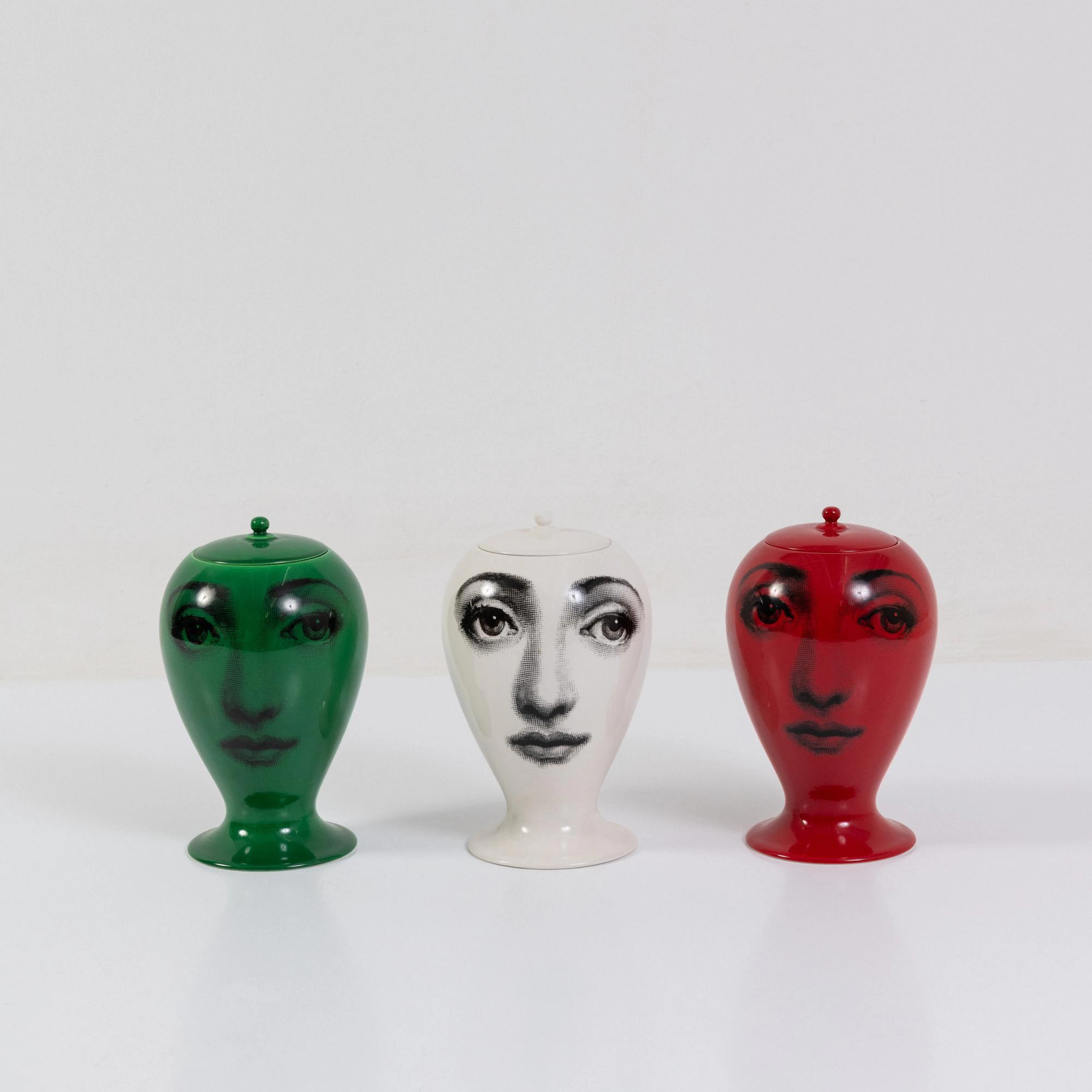 Barnaba Fornasetti Drei Deckelvasen 'Buonanotte', 2000er Jahre (Entwurf)