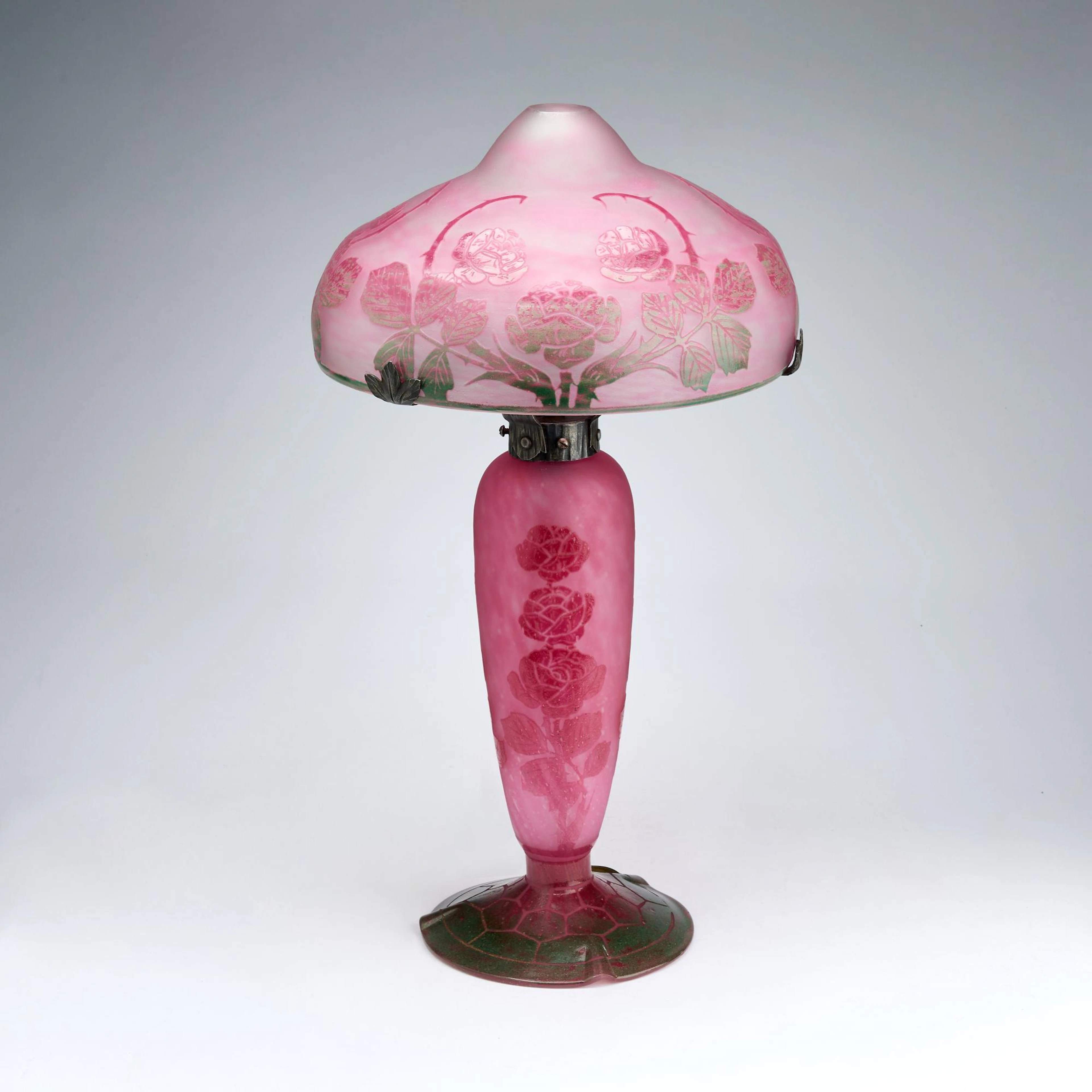 Verreries Schneider, Epinay-sur-Seine Tischleuchte 'Roses sauvages', 1918-21
