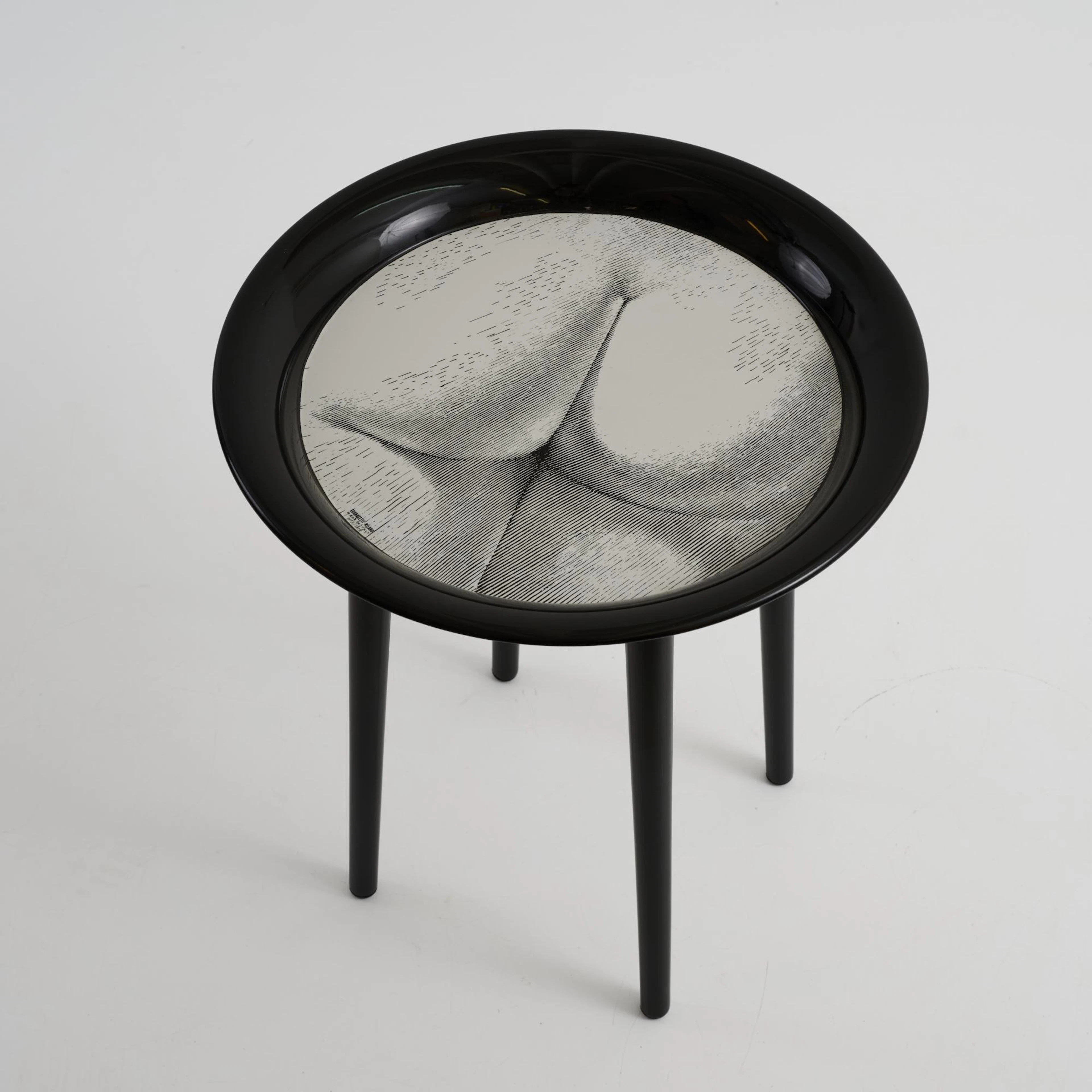 Barnaba Fornasetti; Piero Fornasetti Tablett auf klappbarem Ständer, 2019
